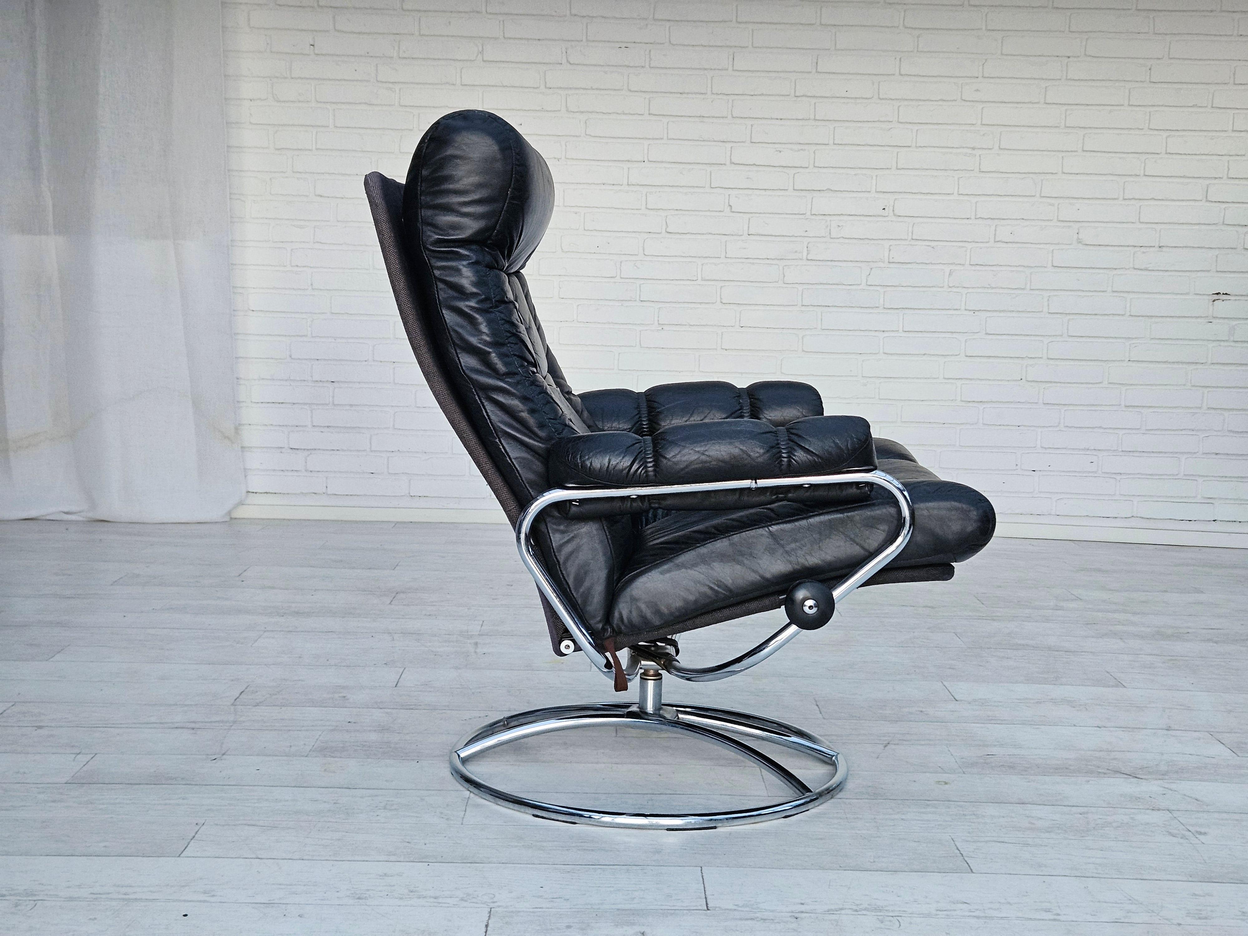 Scandinavian Modern 1970s, Norwegian relax swivel chair by Stressless, original very good condition.