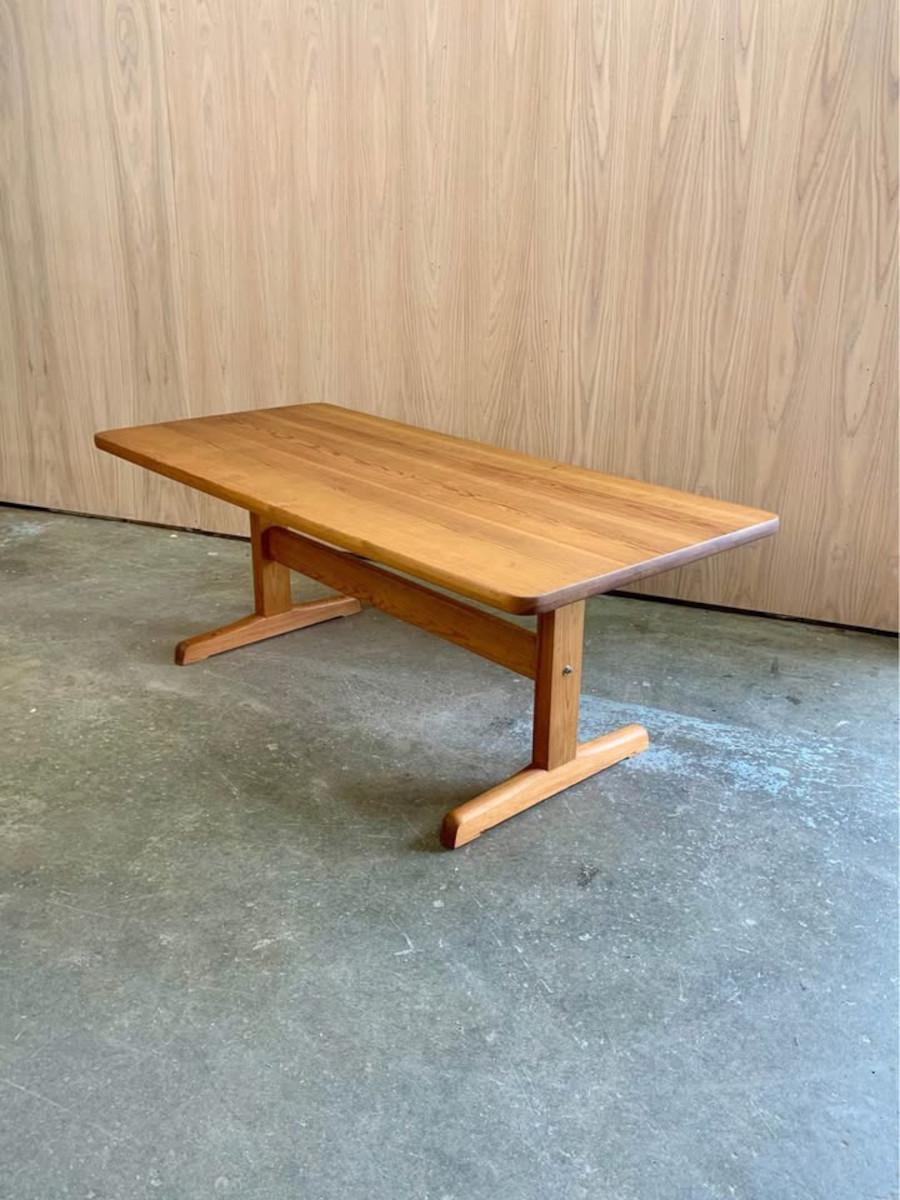 Directamente de su colección familiar original, estamos encantados de ofrecerte esta mesa de centro de pino de Oregón macizo de alta calidad, fabricada en Noruega por Bruksbo en la década de 1970. Con una artesanía excepcional y un diseño atemporal