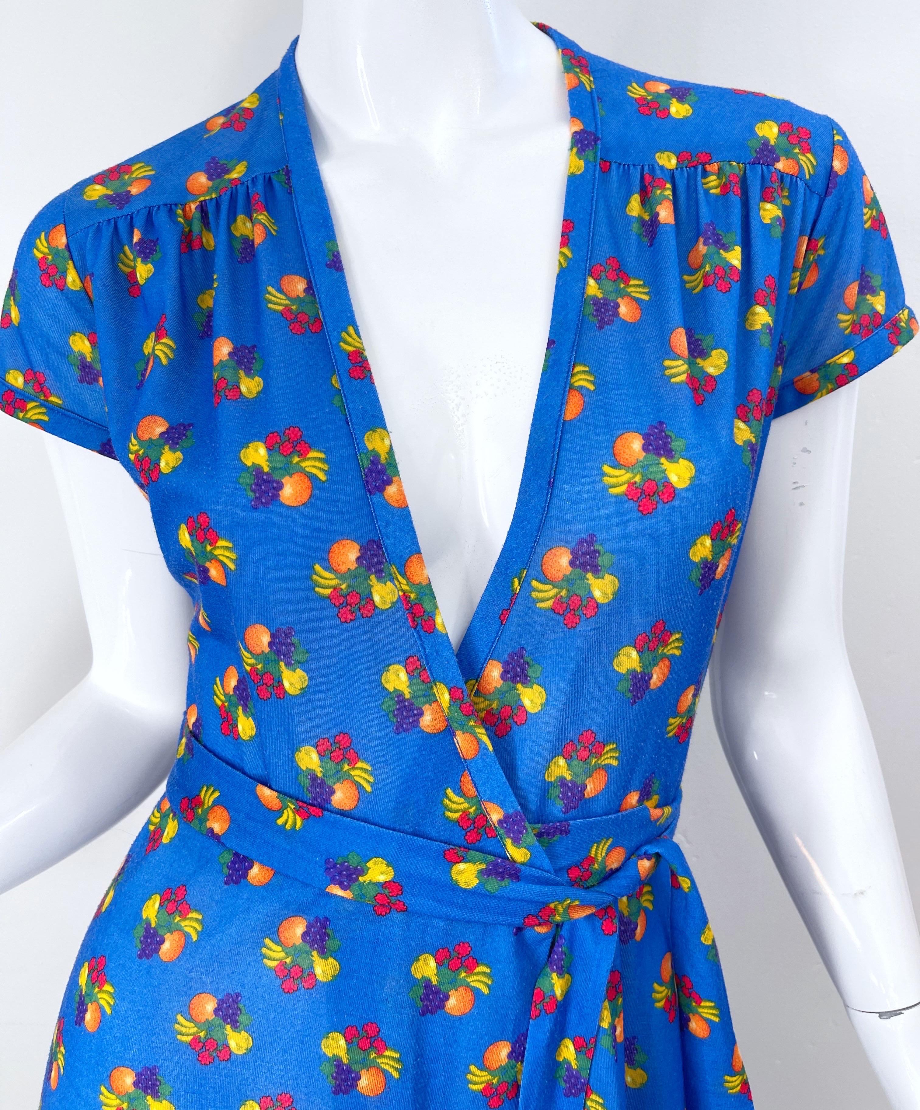 Bleu 70s Novelty Fruit Print Blue Multi Color Vintage 70s Stylish V Neck Wrap Dress en vente