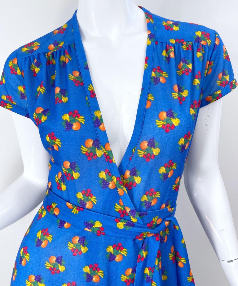 1970s Novelty Fruit Print Blue Multi Color Vintage 70s Stylish V Neck Wrap Dress In Excellent Condition For Sale In San Diego, CA