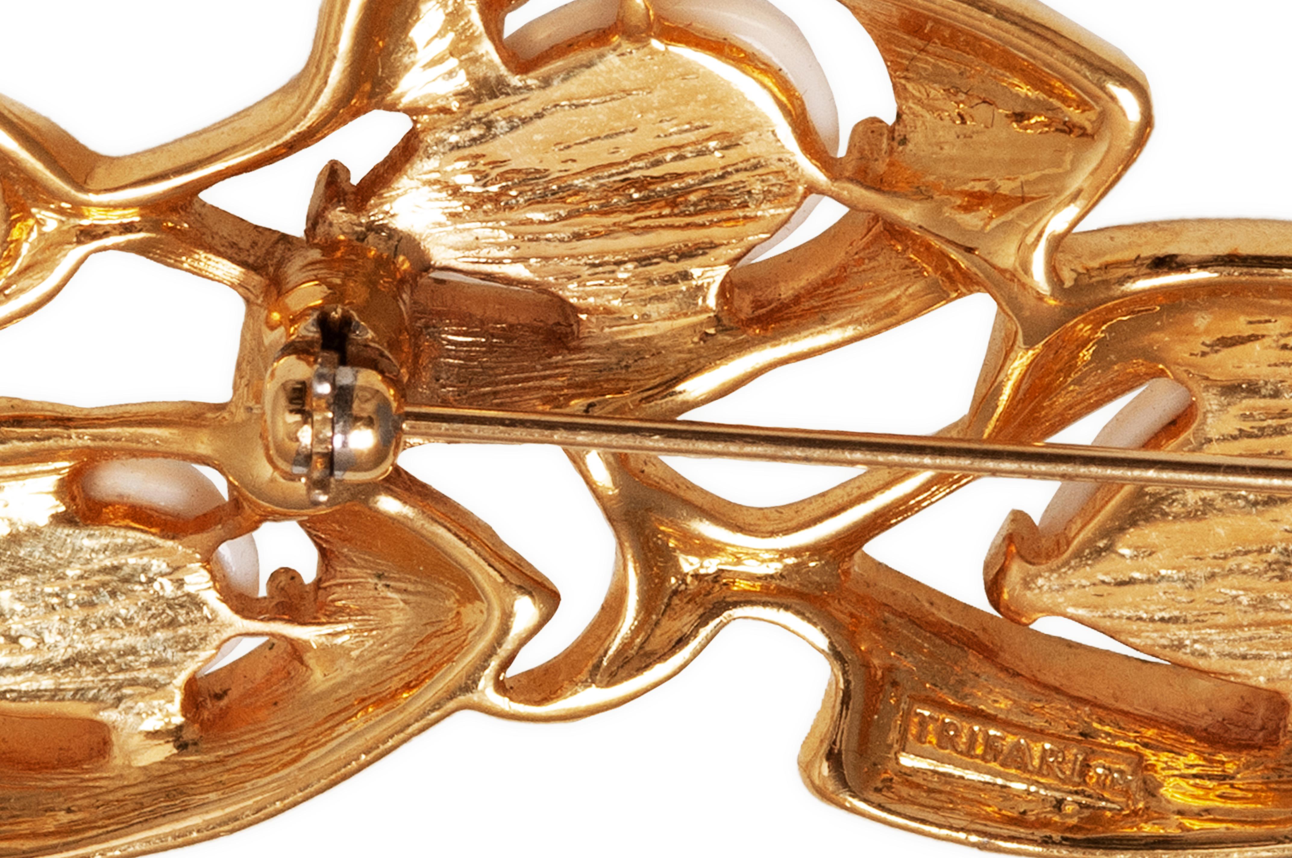 1970er Jahre Neuheit Trifari Gold und Weiß Trio von Fischen Brosche Damen im Angebot
