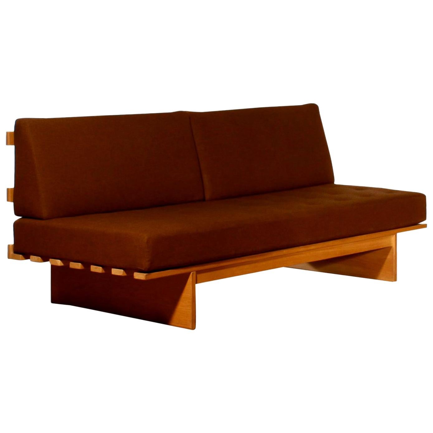 In absolute top condition sleeper or daybed in oak and dark brown wool.
The seat cushion / mattress are excellent and built with high-quality pocket springs
Overall impression is good.
Designed by Bra Bohag.
Manufactured by DUX.
Design period