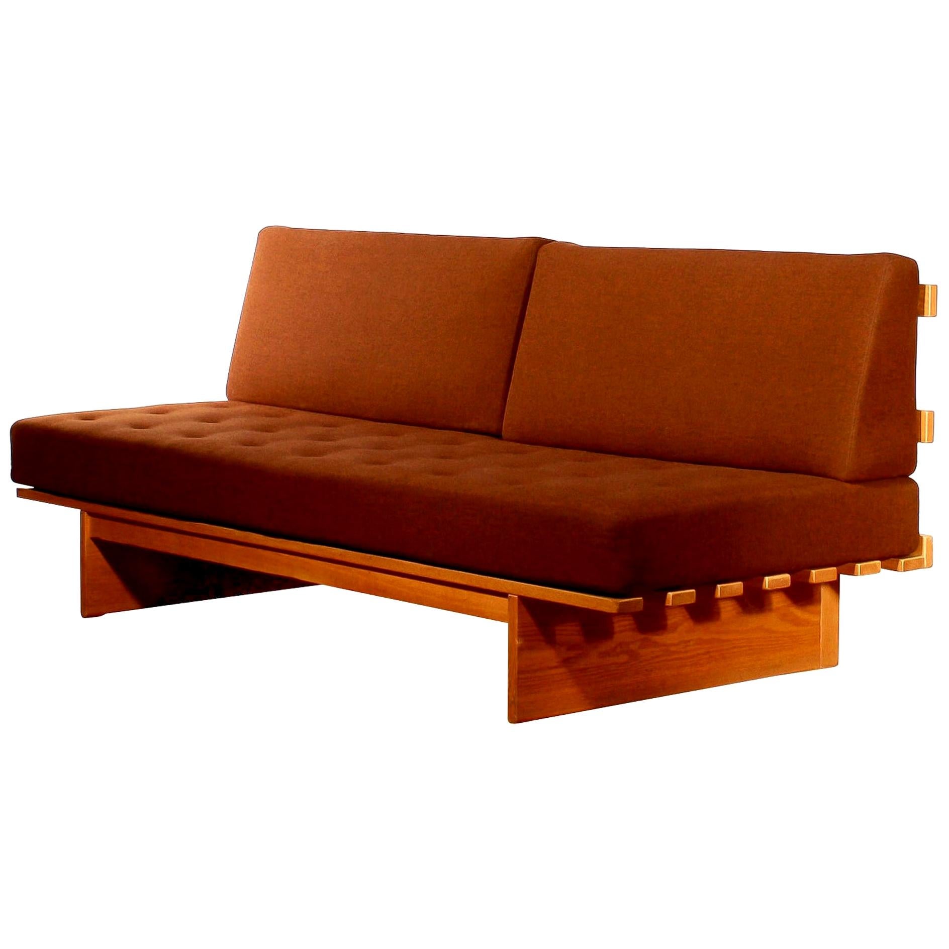 In absolute top condition sleeper or daybed in oak and dark brown wool.
The seat cushion / mattress are excellent and built with high-quality pocket springs
Overall impression is good.
Designed by Bra Bohag.
Manufactured by DUX.
Design period