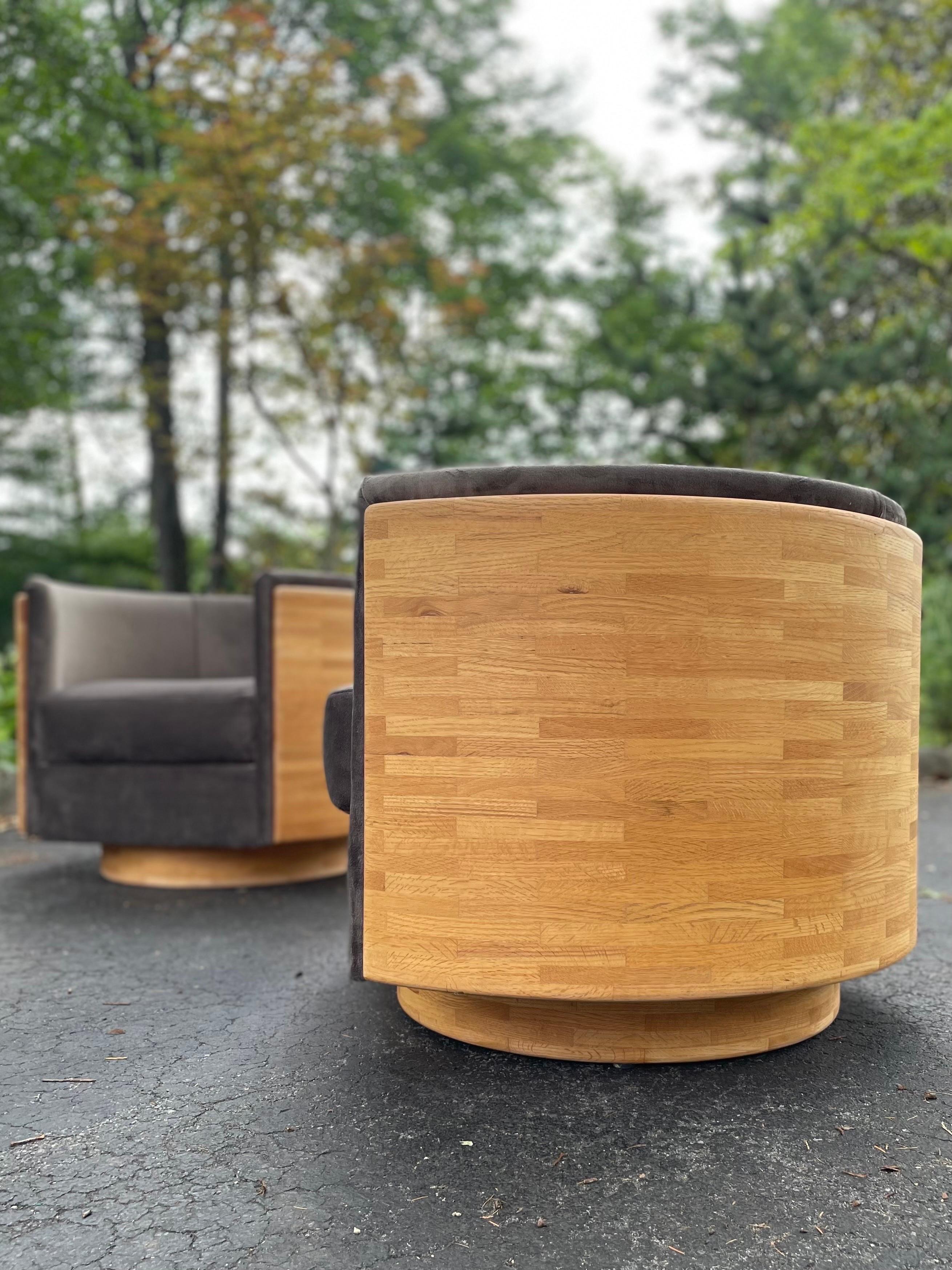1970er Oak Barrel Chairs mit HOLLY HUNT Mohair - ein Paar (Mohairwolle) im Angebot