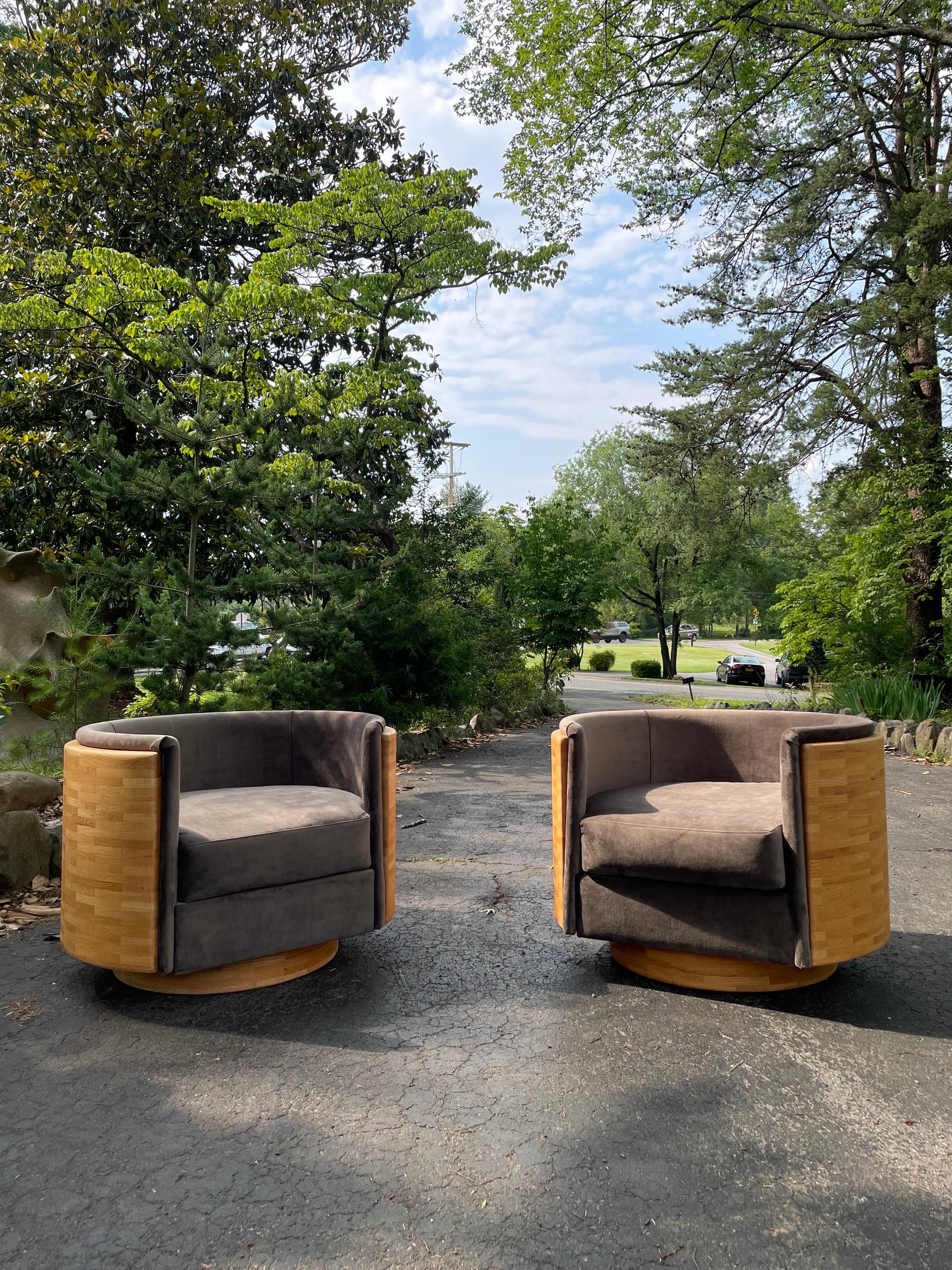 1970er Oak Barrel Chairs mit HOLLY HUNT Mohair - ein Paar im Angebot 2