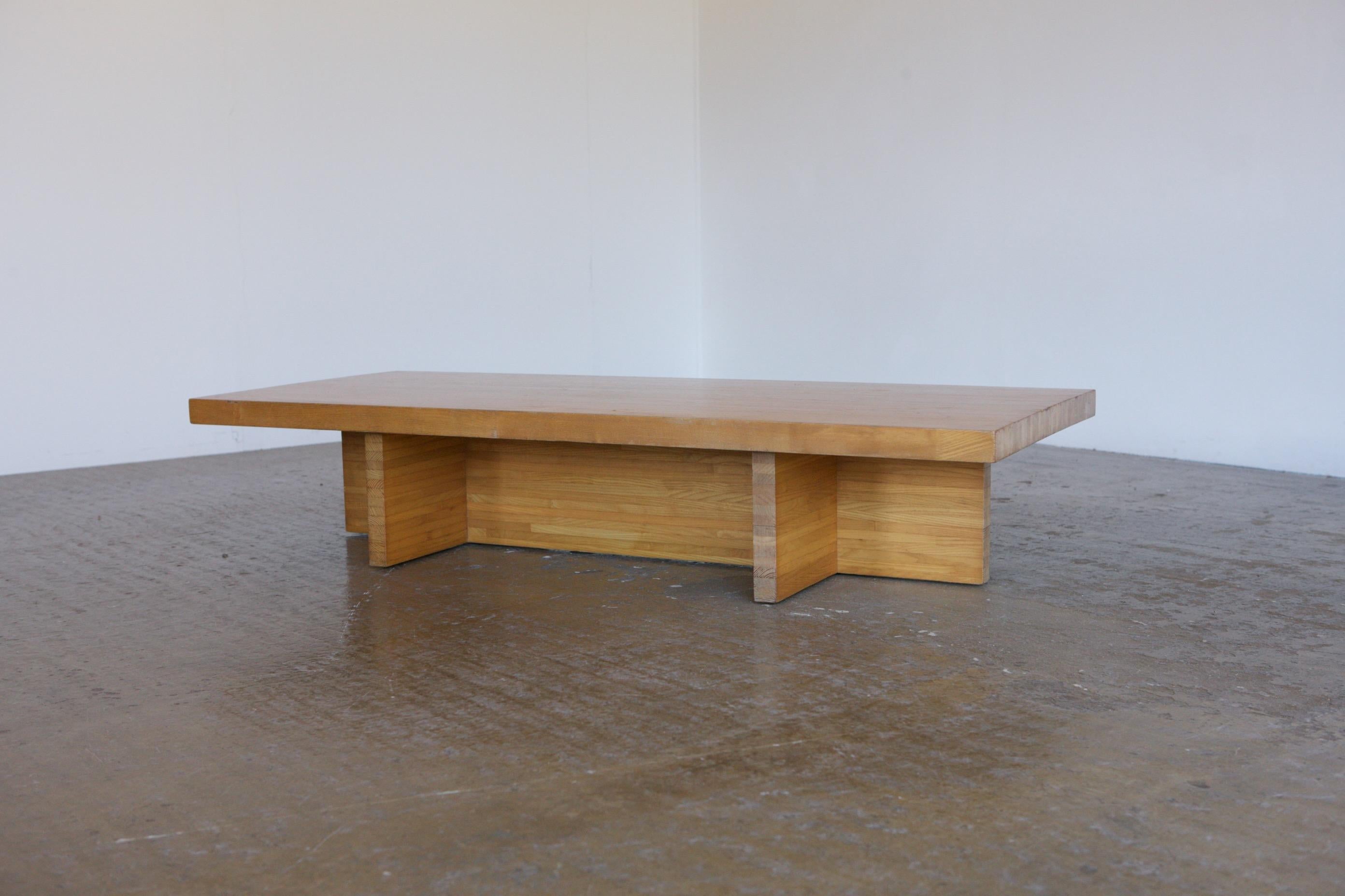 Une grande table basse moderniste. Une pièce minimaliste à la manière du design hollandais en bois massif.