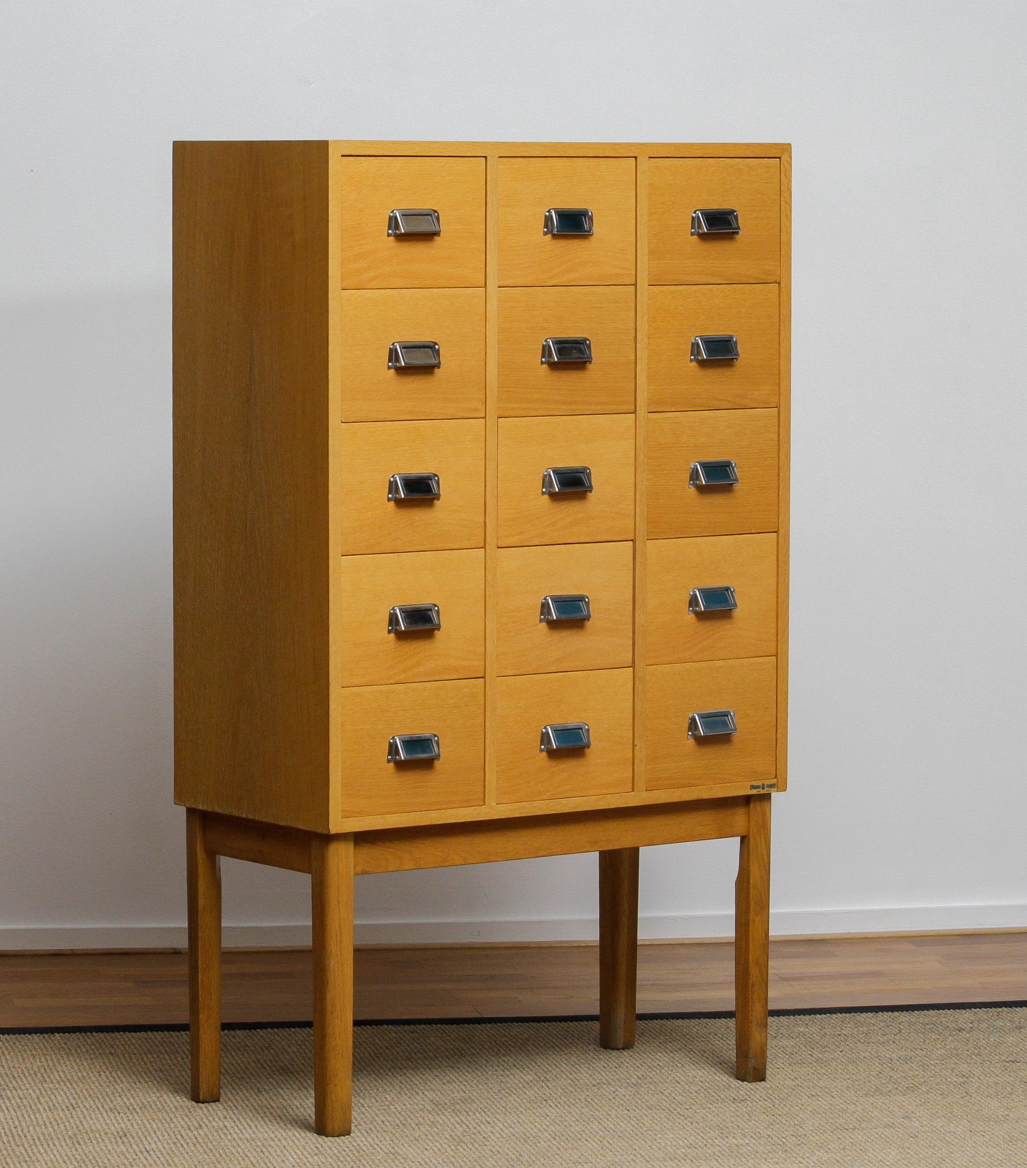 Beautiful and very decorative high legged oak drawer / filling cabinet by Lövgrens Sweden from the 1970s.
Fifteen beech drawers veneered in oak in, overall, good condition.
