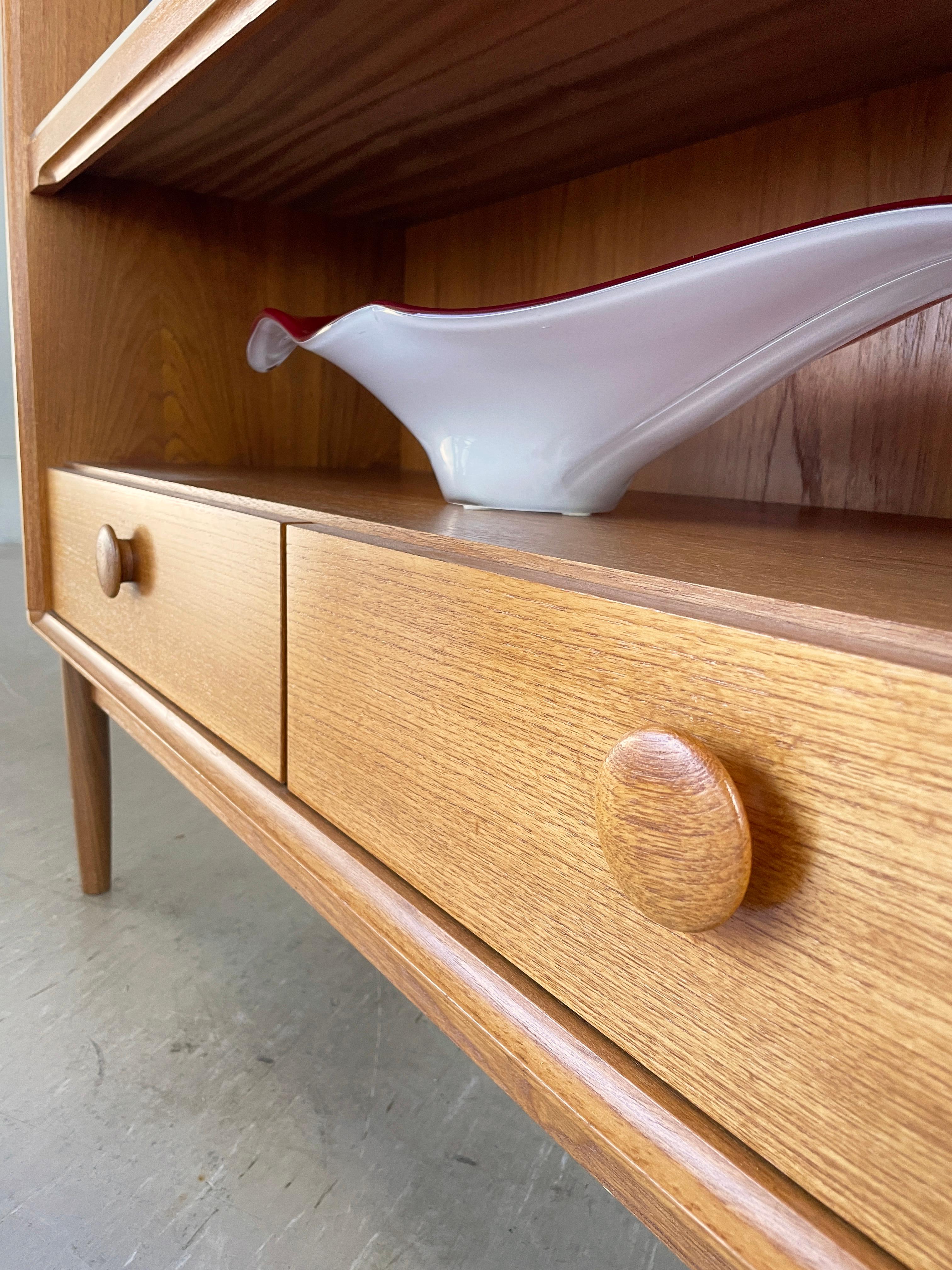 Vetrina in rovere degli anni '70 di NAAM Meubel, Amsterdam in vendita 3