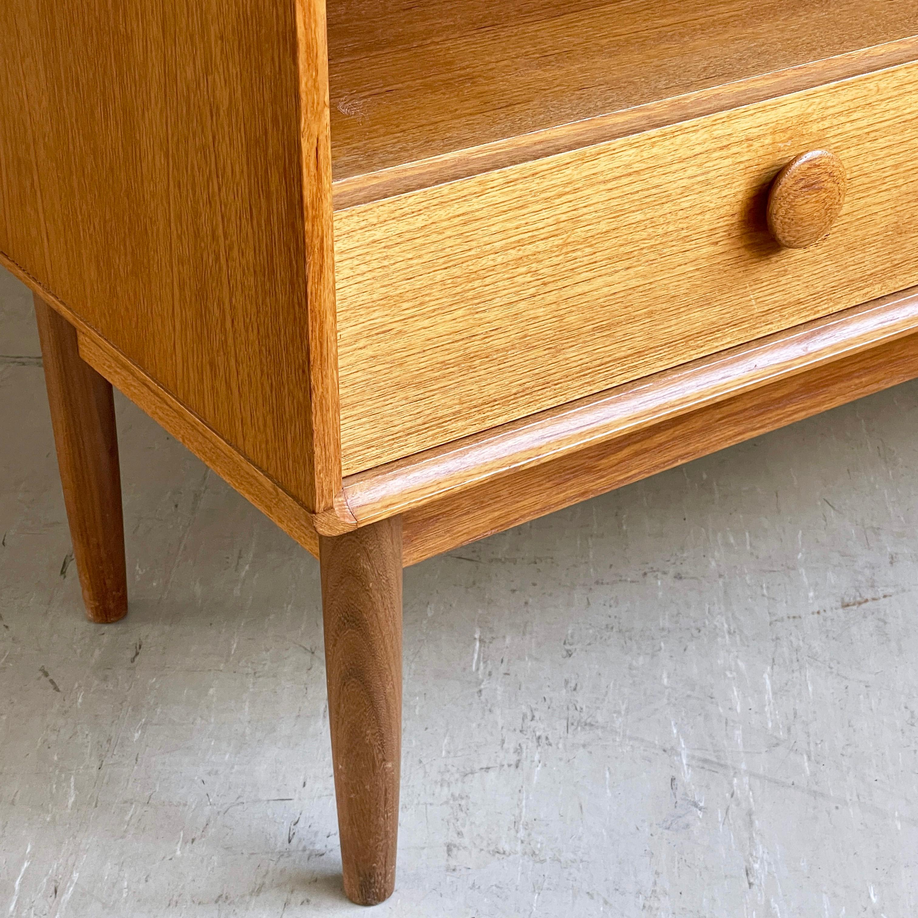 Vetrina in rovere degli anni '70 di NAAM Meubel, Amsterdam in vendita 4
