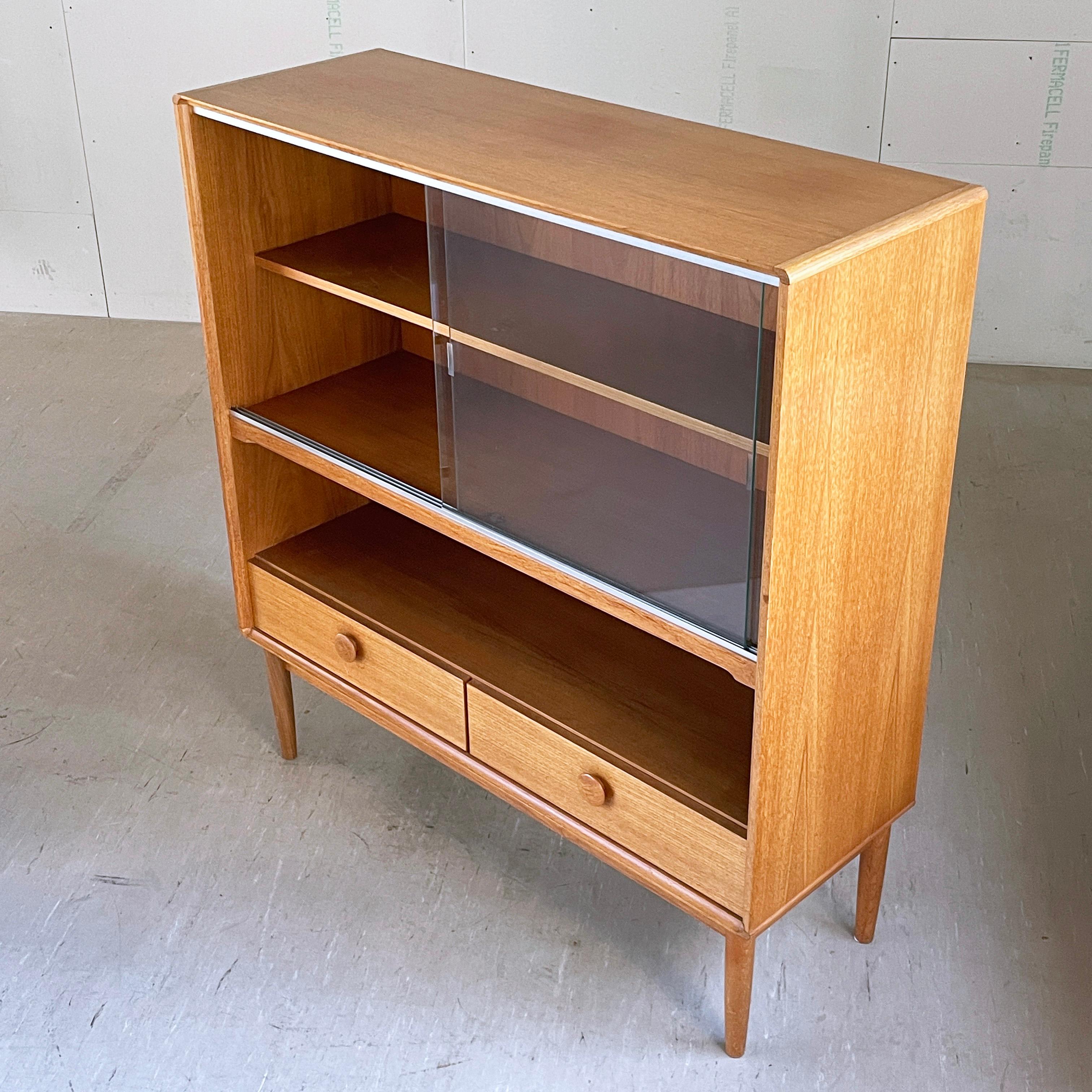 Vetrina in rovere degli anni '70 di NAAM Meubel, Amsterdam in vendita 10