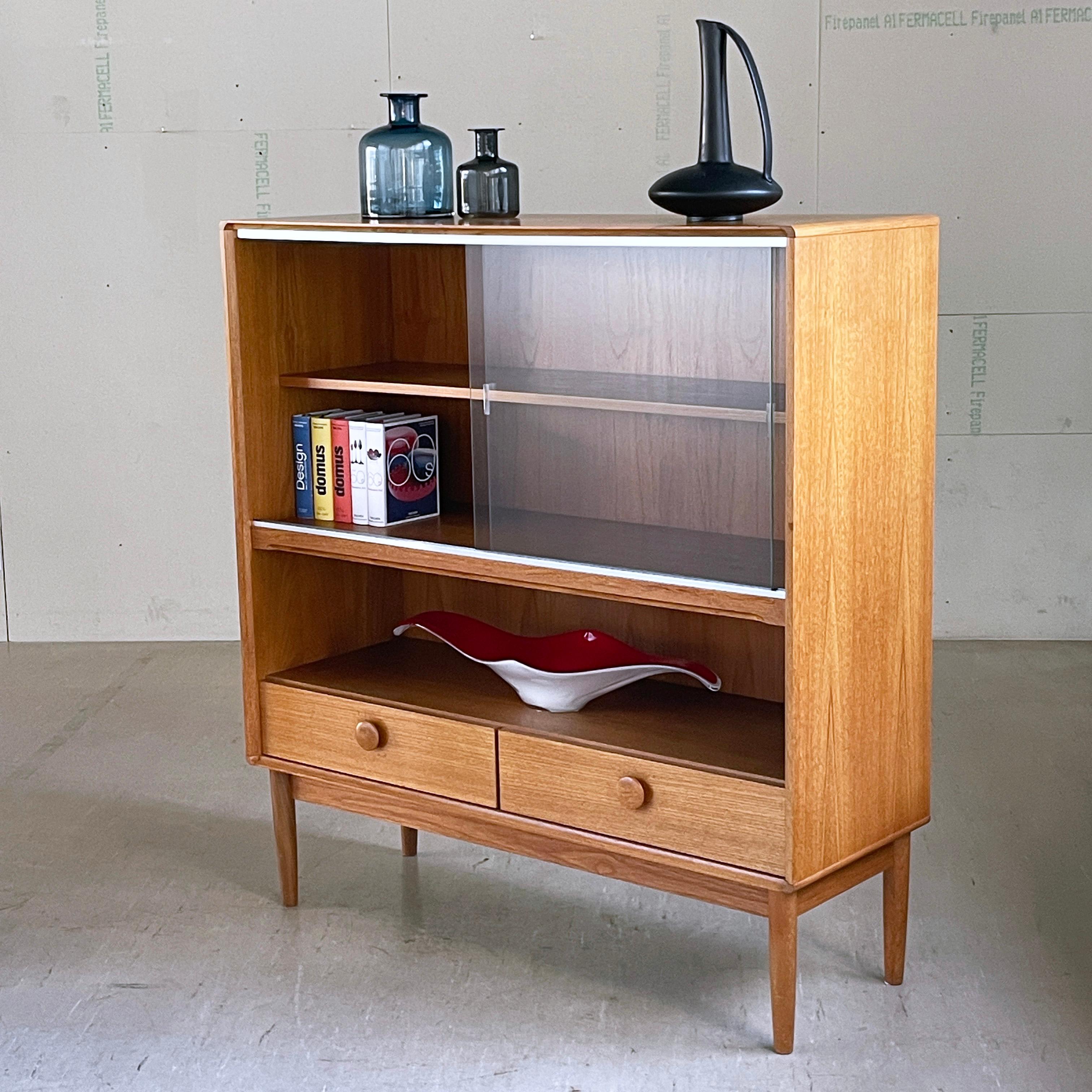 Vetrina in rovere degli anni '70 di NAAM Meubel, Amsterdam In condizioni buone in vendita a Bern, CH