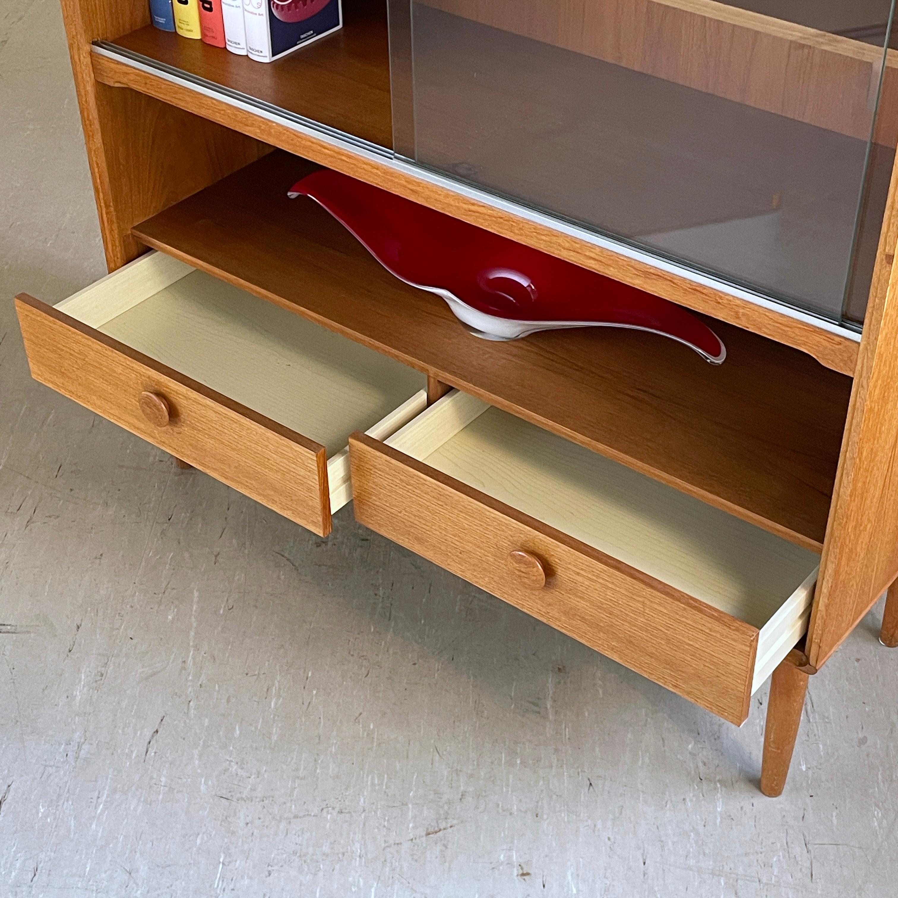 Fine XX secolo Vetrina in rovere degli anni '70 di NAAM Meubel, Amsterdam in vendita
