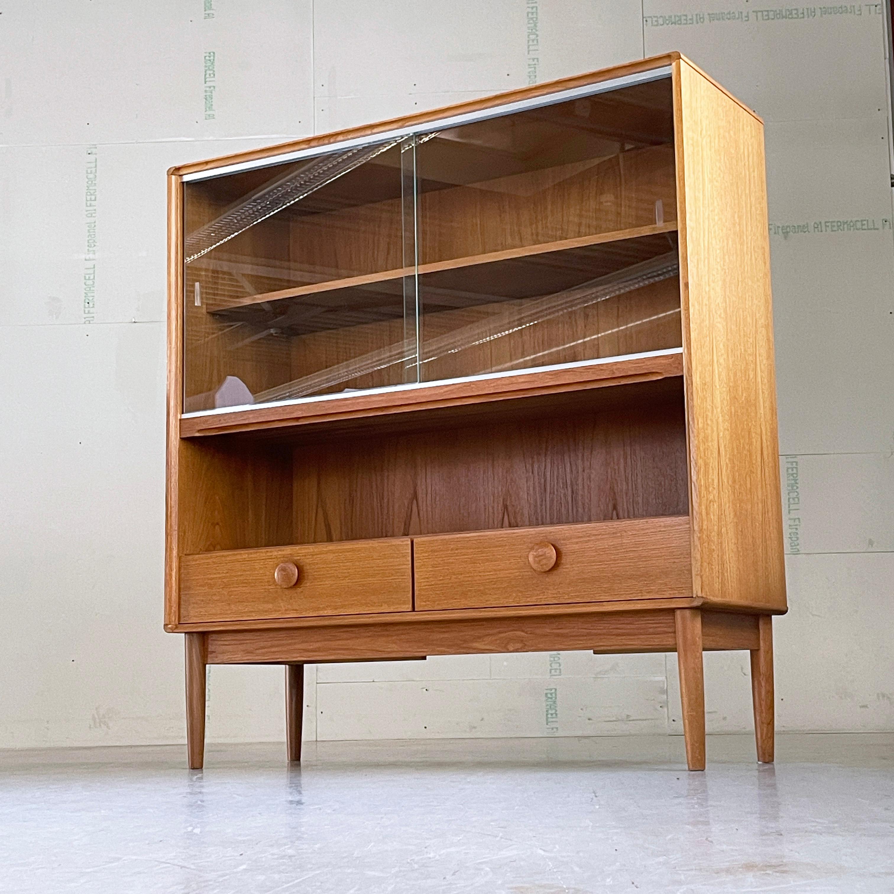Vetro Vetrina in rovere degli anni '70 di NAAM Meubel, Amsterdam in vendita