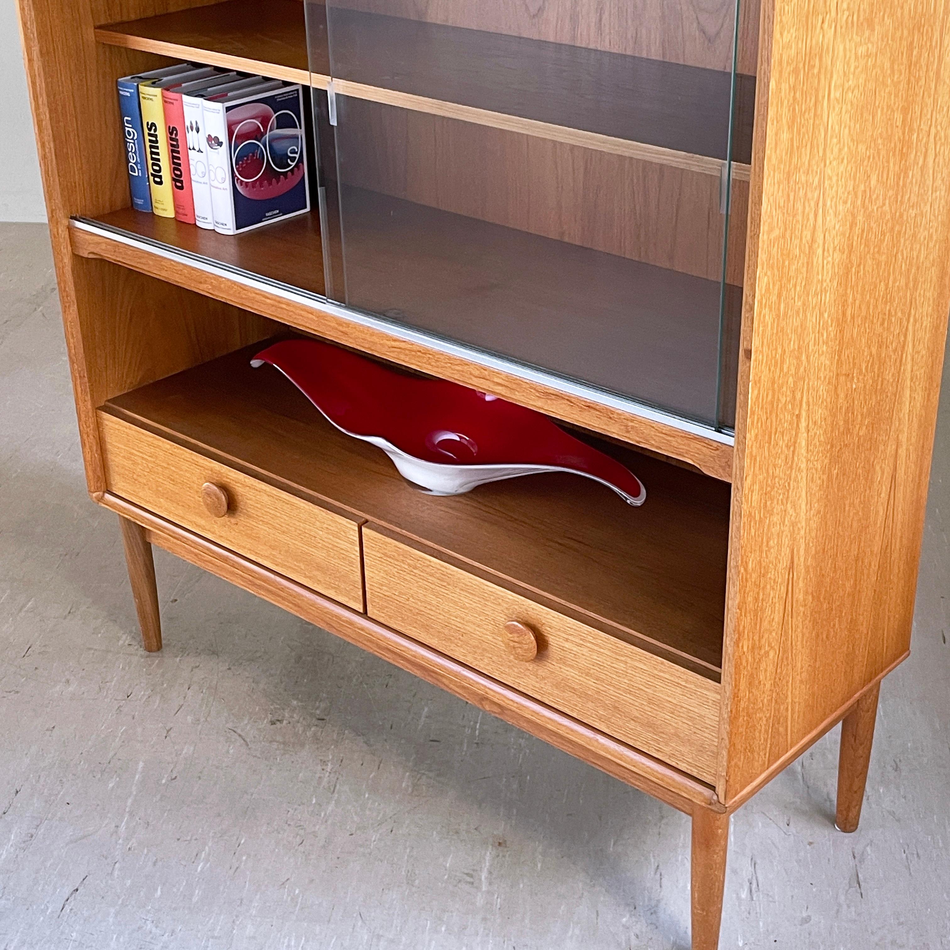 Vetrina in rovere degli anni '70 di NAAM Meubel, Amsterdam in vendita 2