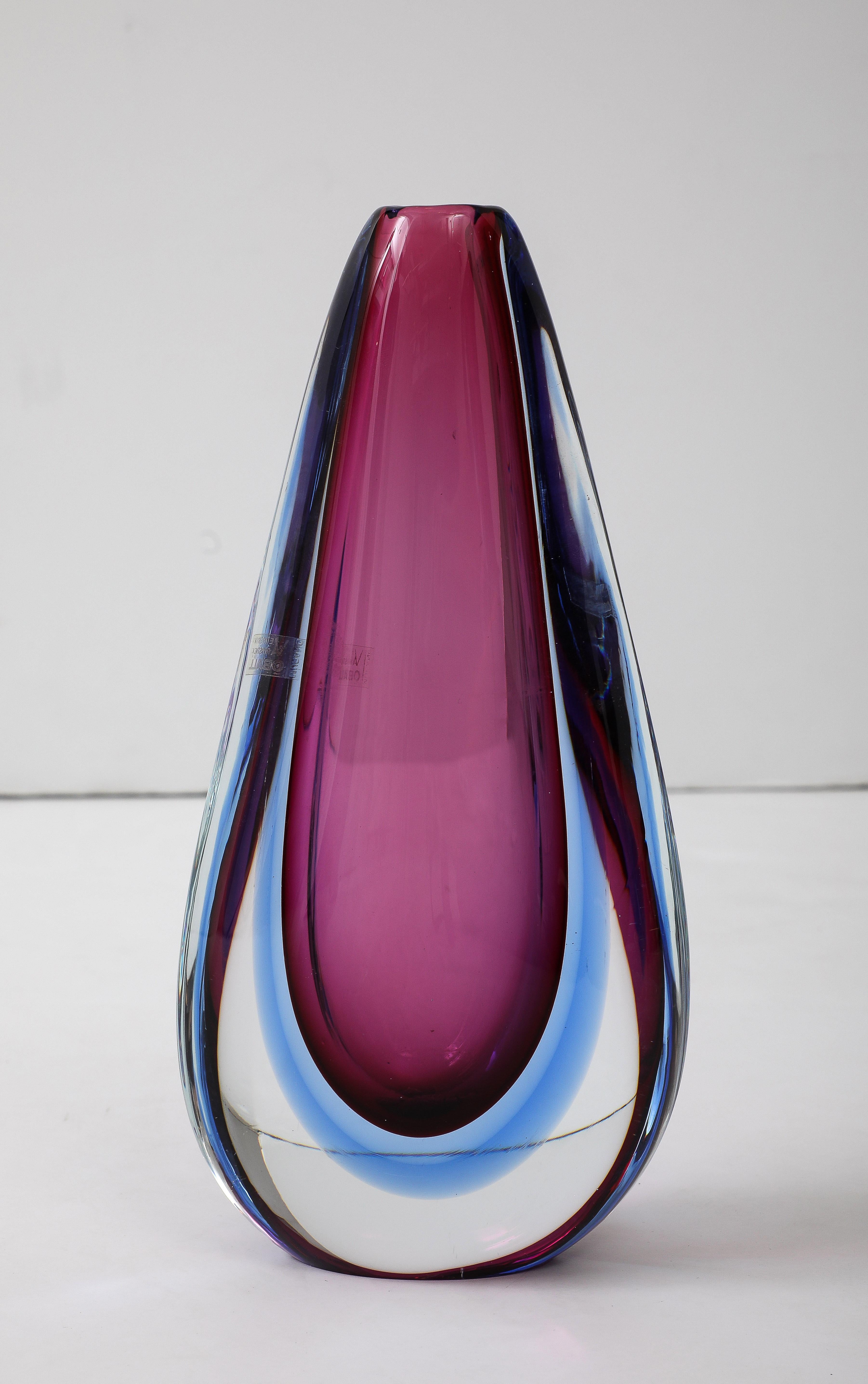 Vase moderne en forme de goutte d'eau de Murano datant des années 1970, en état d'origine vintage avec une usure et une patine mineures dues à l'âge et à l'utilisation.