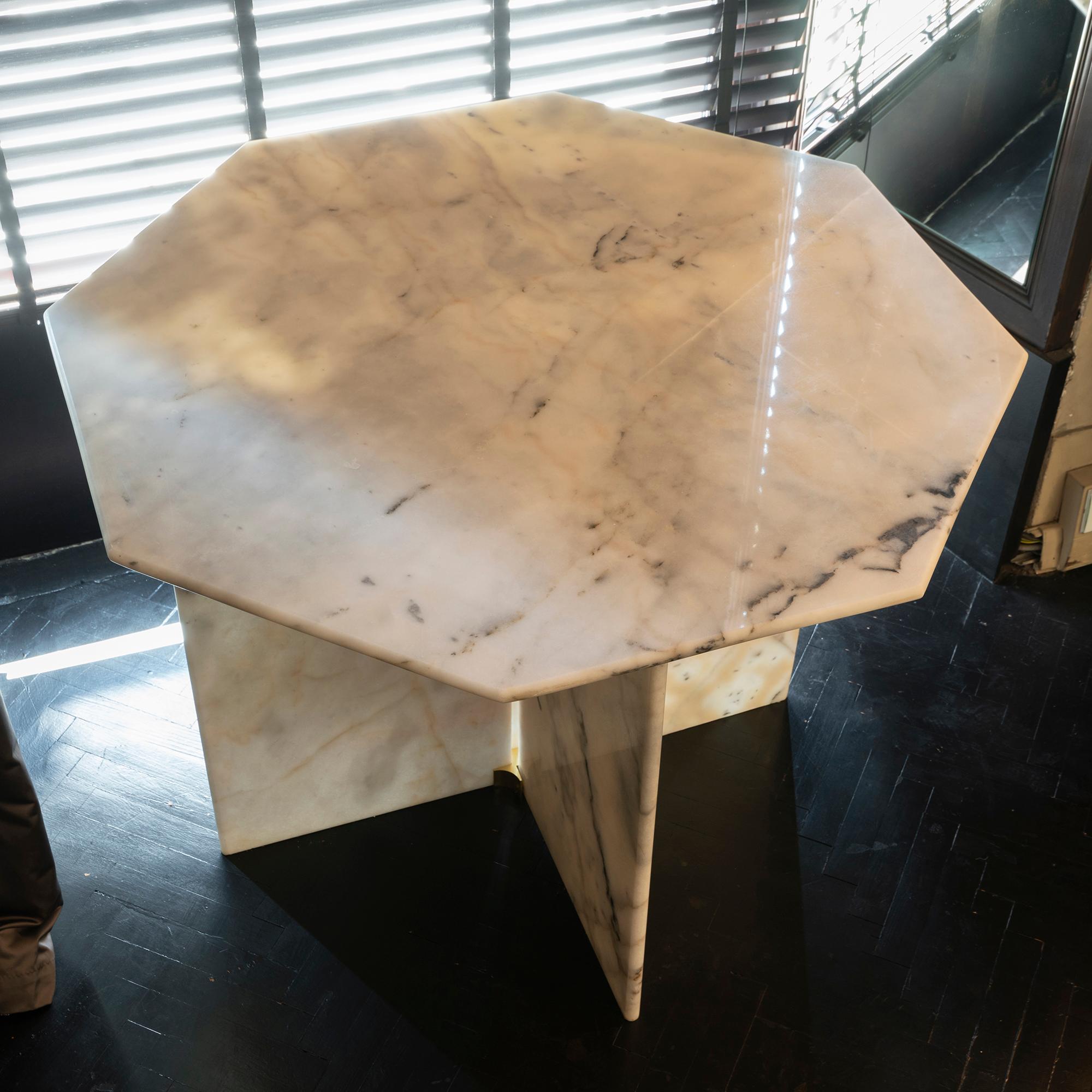 1970s Italian table in white Arabescato Cervaiole marble, octagonal top, the base is made up of four marble slabs held together by a pair of brass elements, the table is completely dismantled for traveling.