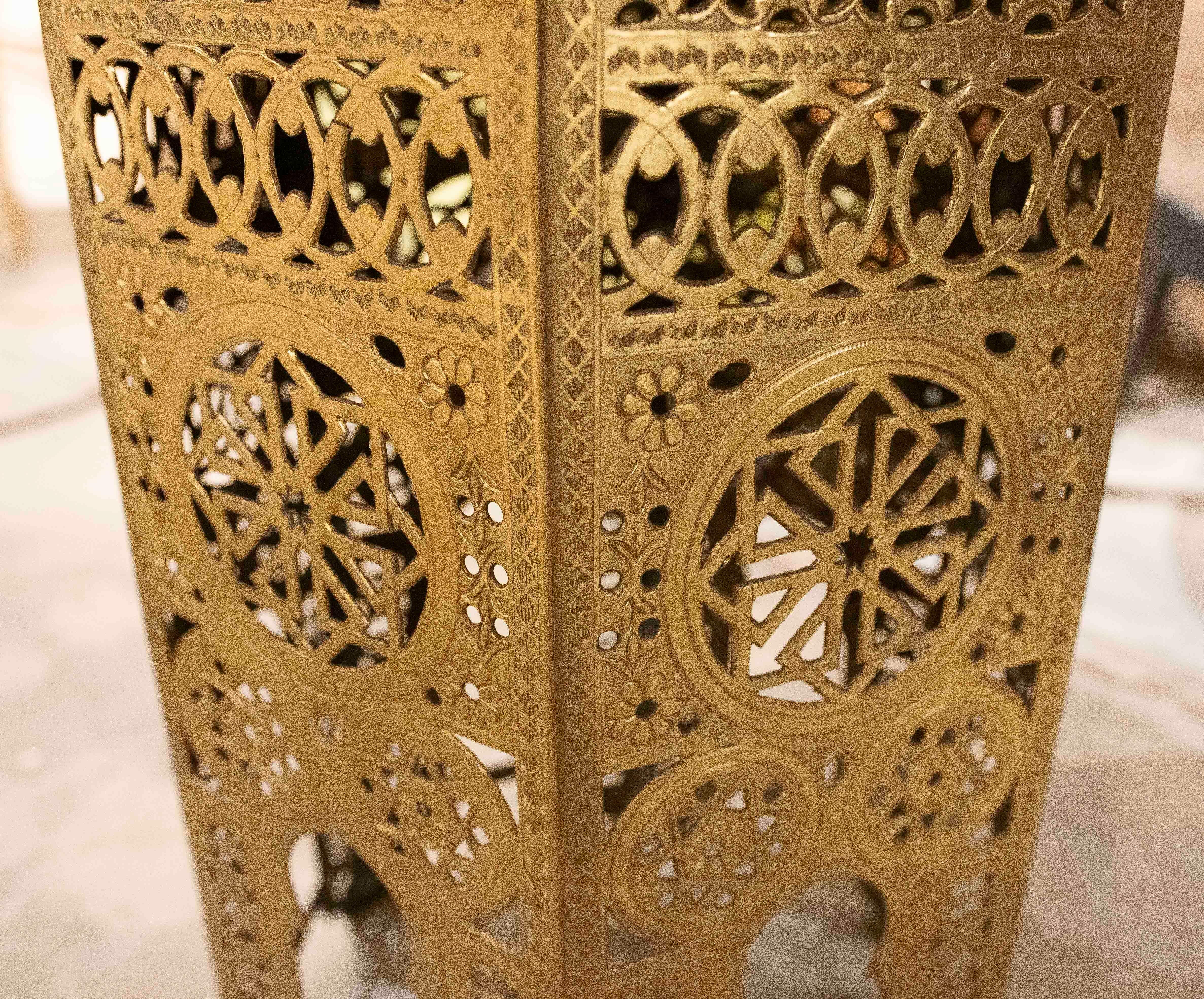 1970s Octagonal Openwork Brass Side Table with Handcrafted Arabic Design In Good Condition For Sale In Marbella, ES
