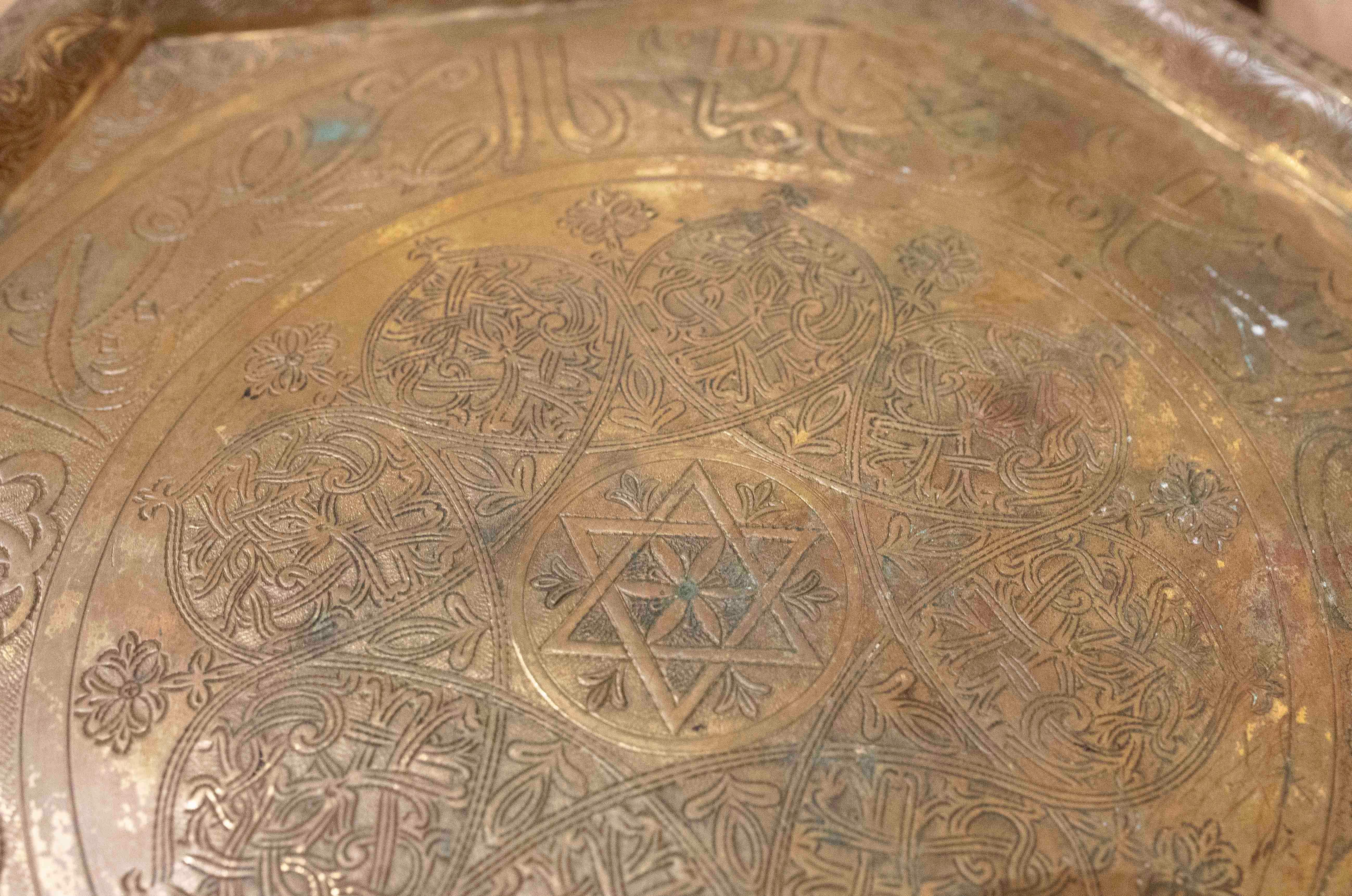 1970s Octagonal Openwork Brass Side Table with Handcrafted Arabic Design For Sale 1