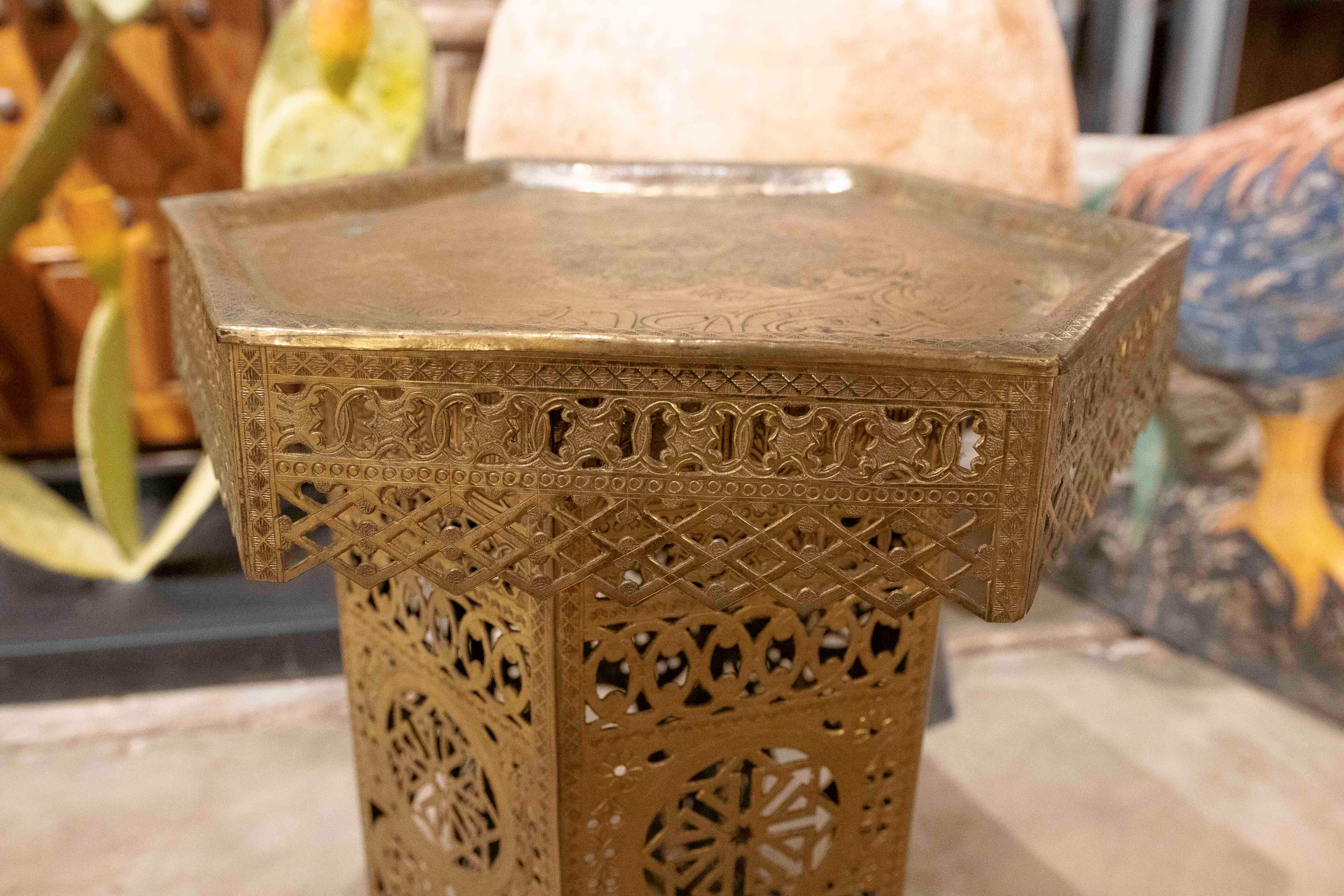 1970s Octagonal Openwork Brass Side Table with Handcrafted Arabic Design For Sale 2