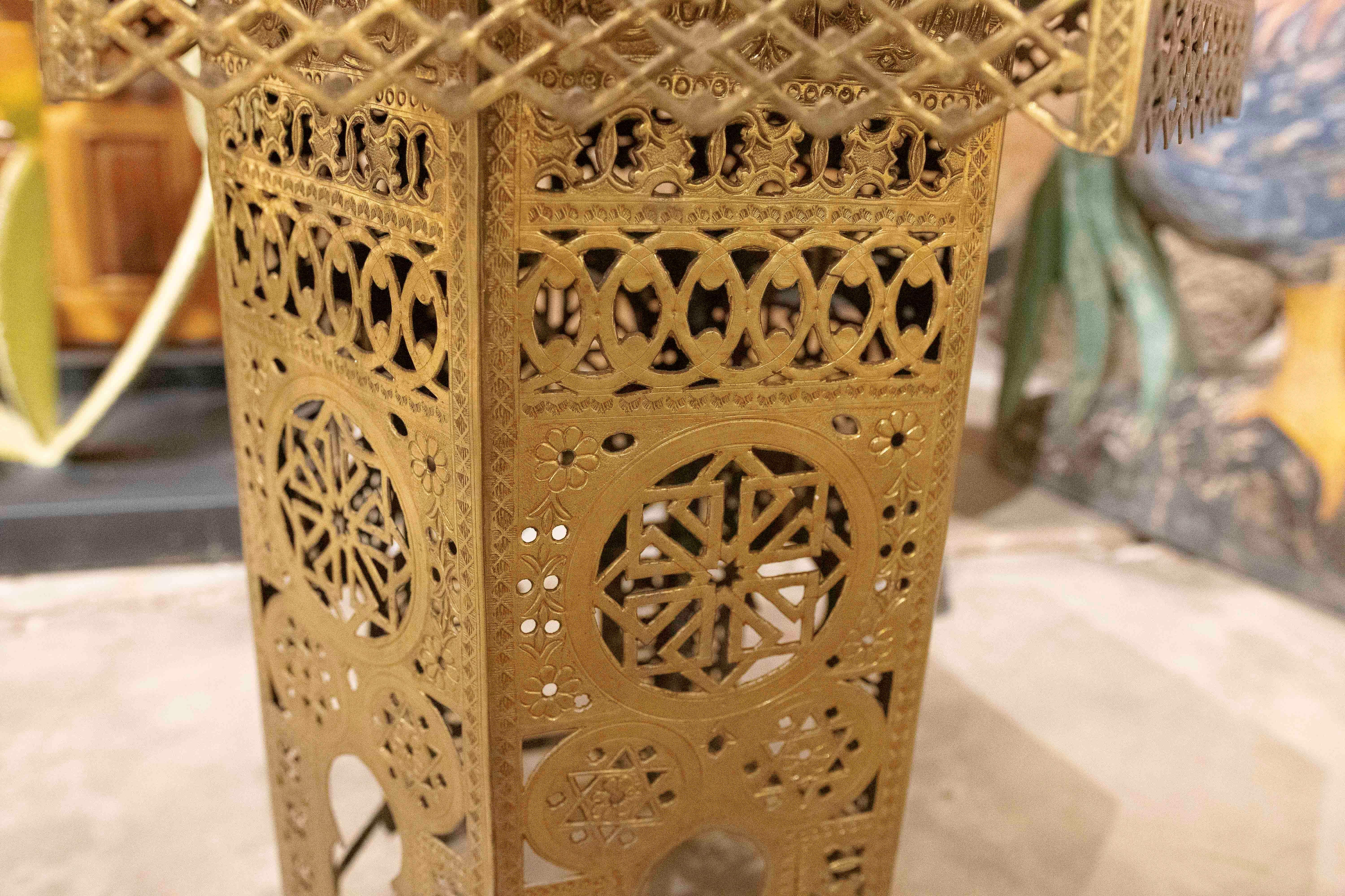 1970s Octagonal Openwork Brass Side Table with Handcrafted Arabic Design For Sale 3