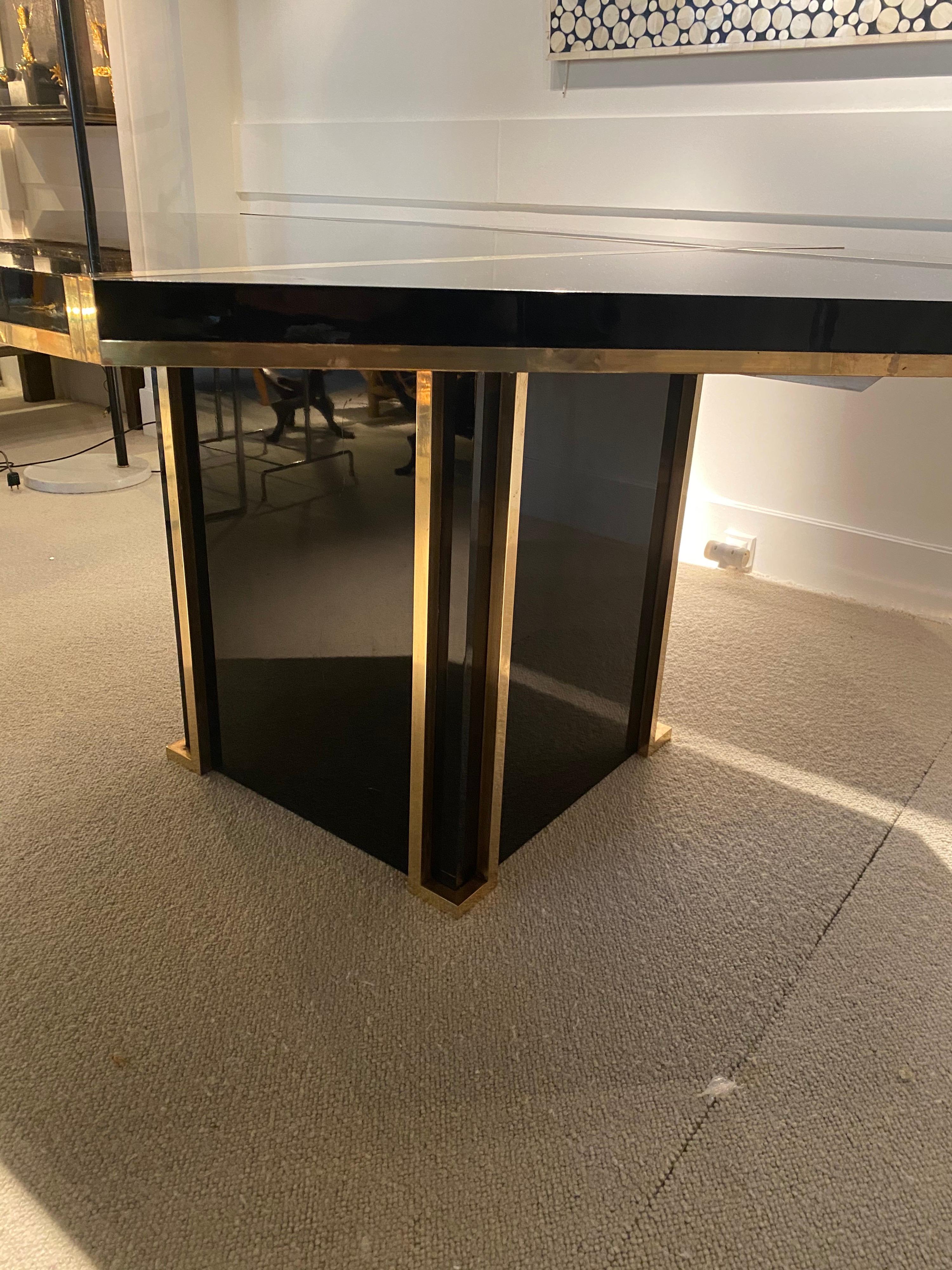 1970s Octogonal Dinning Table in Black Laquered and Brass Details 4