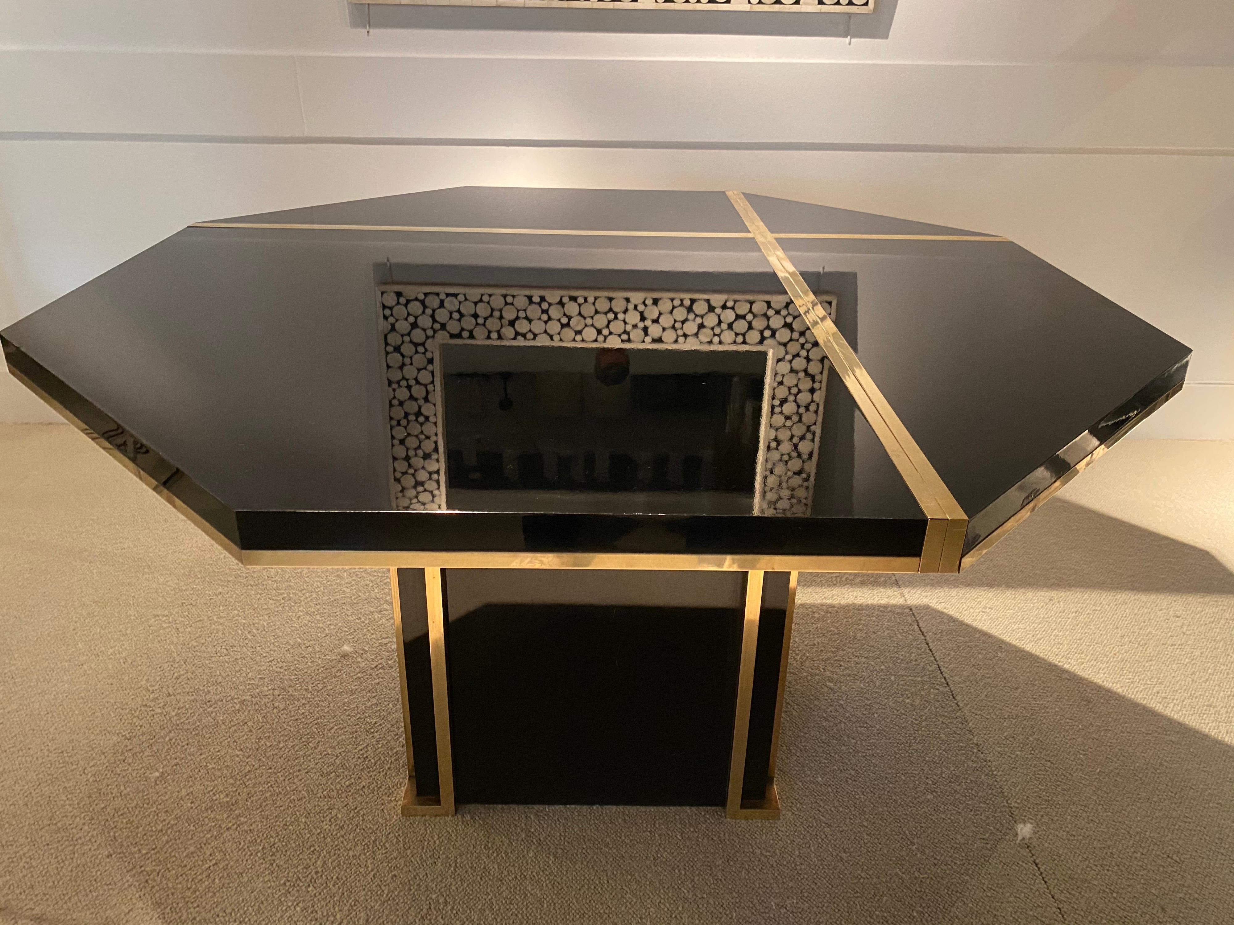 1970s Octogonal Dinning Table in Black Laquered and Brass Details 6