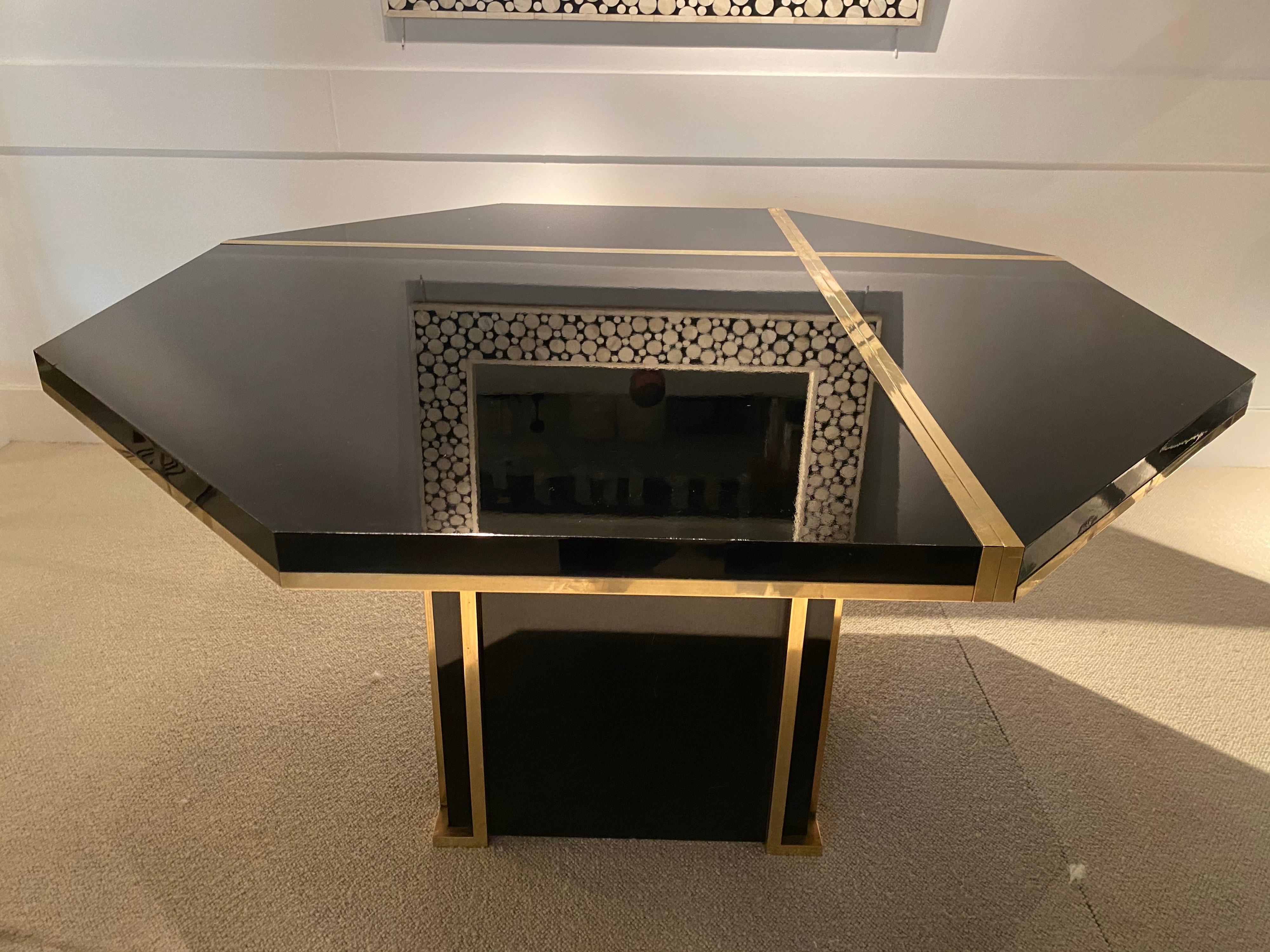1970s Octogonal Dinning Table in Black Laquered and Brass Details 7