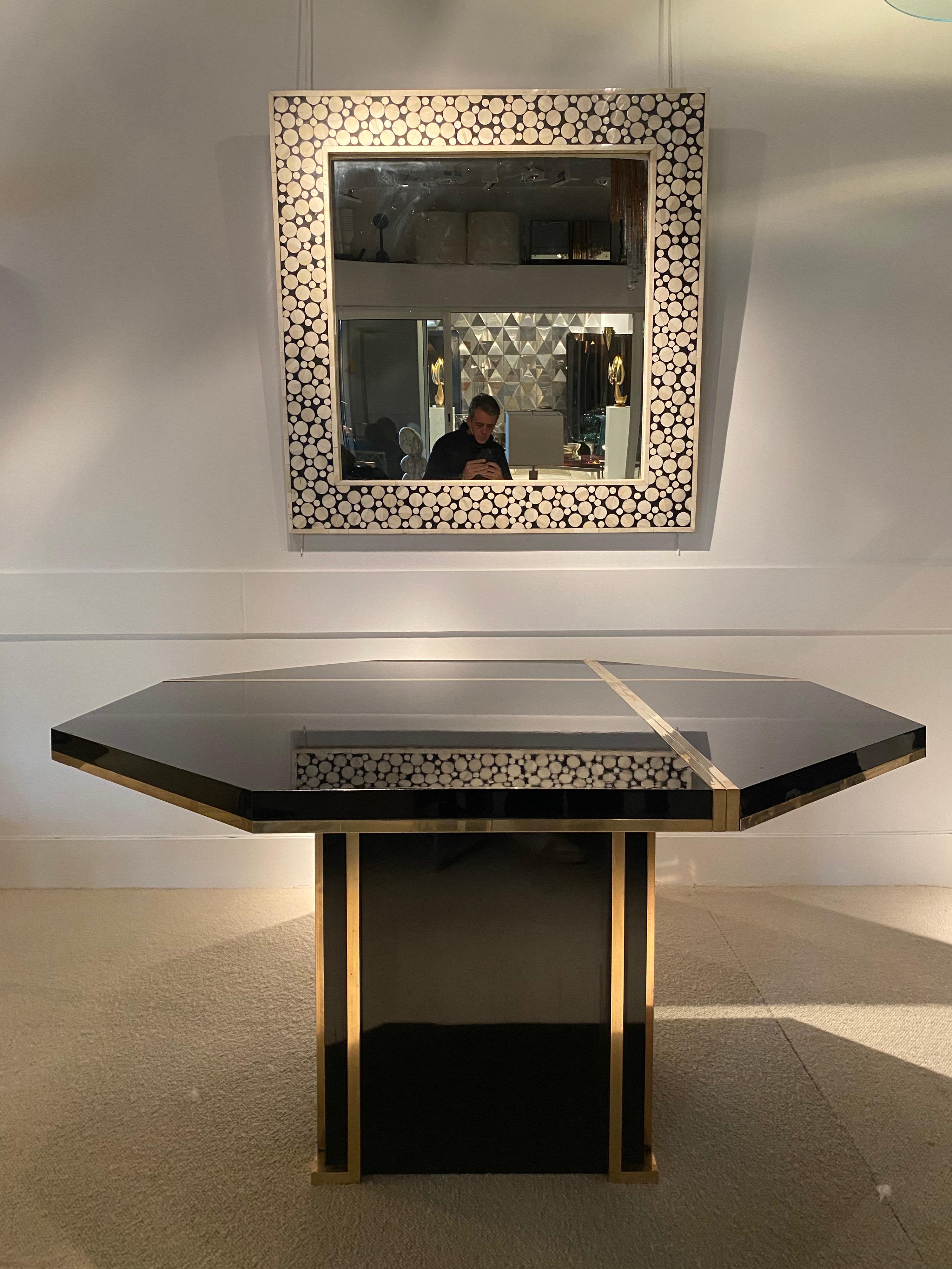 1970s Octogonal Dinning Table in Black Laquered and Brass Details In Good Condition In Saint-Ouen, FR