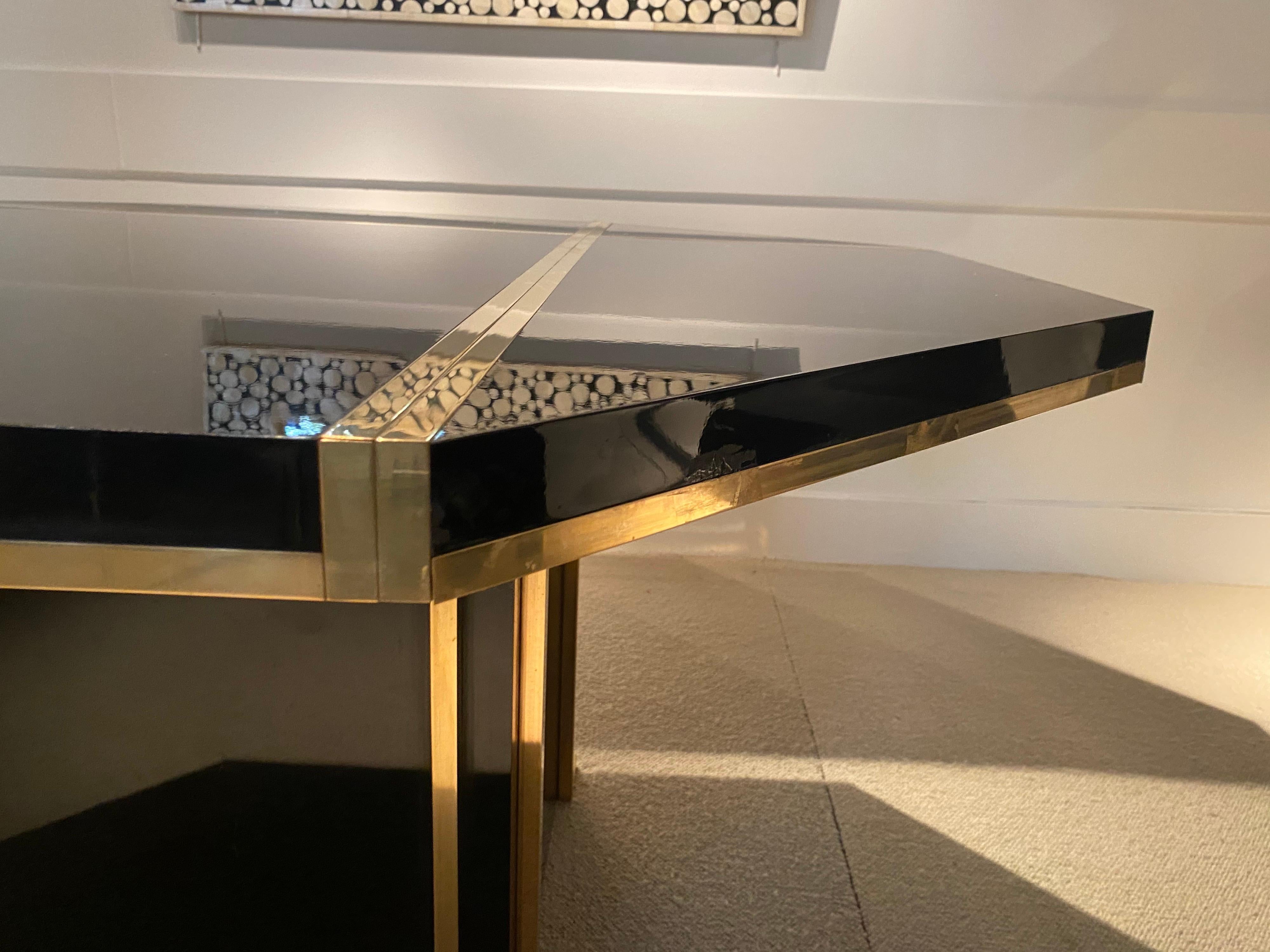 1970s Octogonal Dinning Table in Black Laquered and Brass Details 1