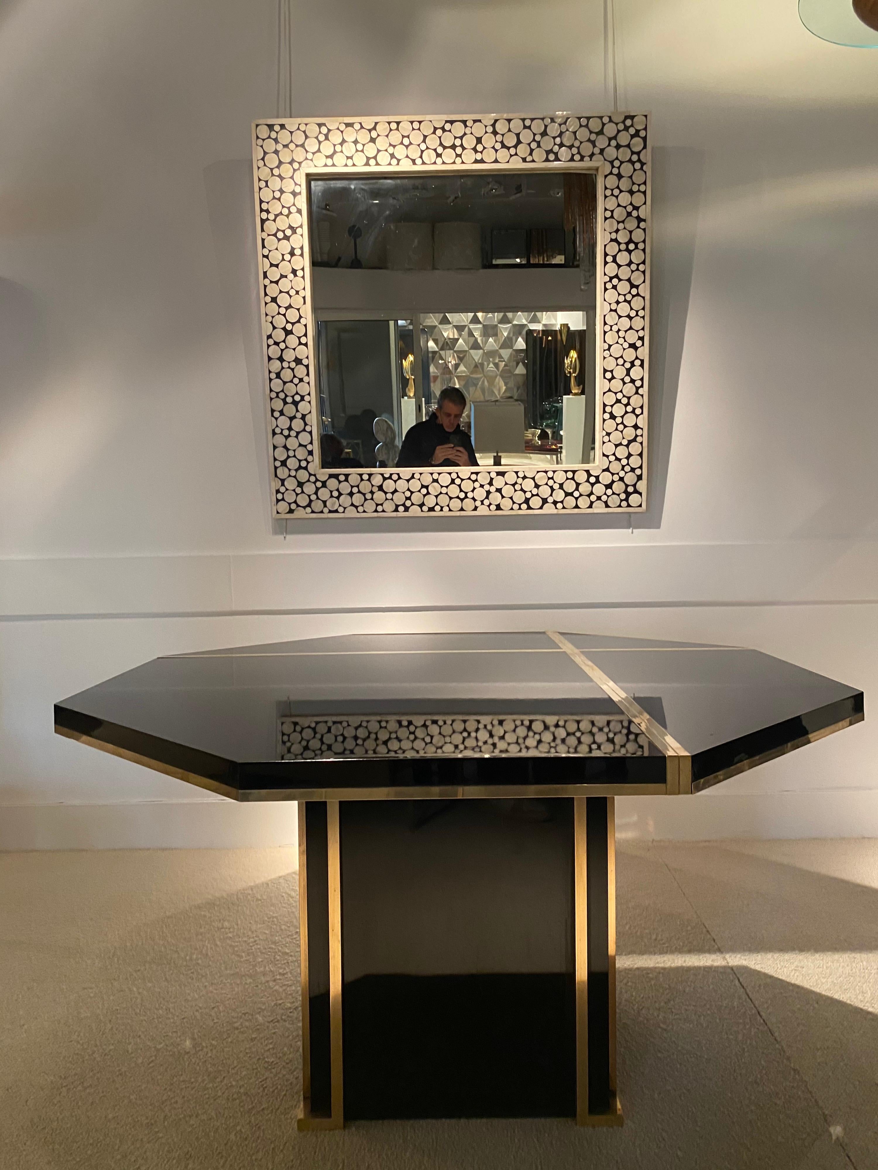 1970s Octogonal Dinning Table in Black Laquered and Brass Details 3