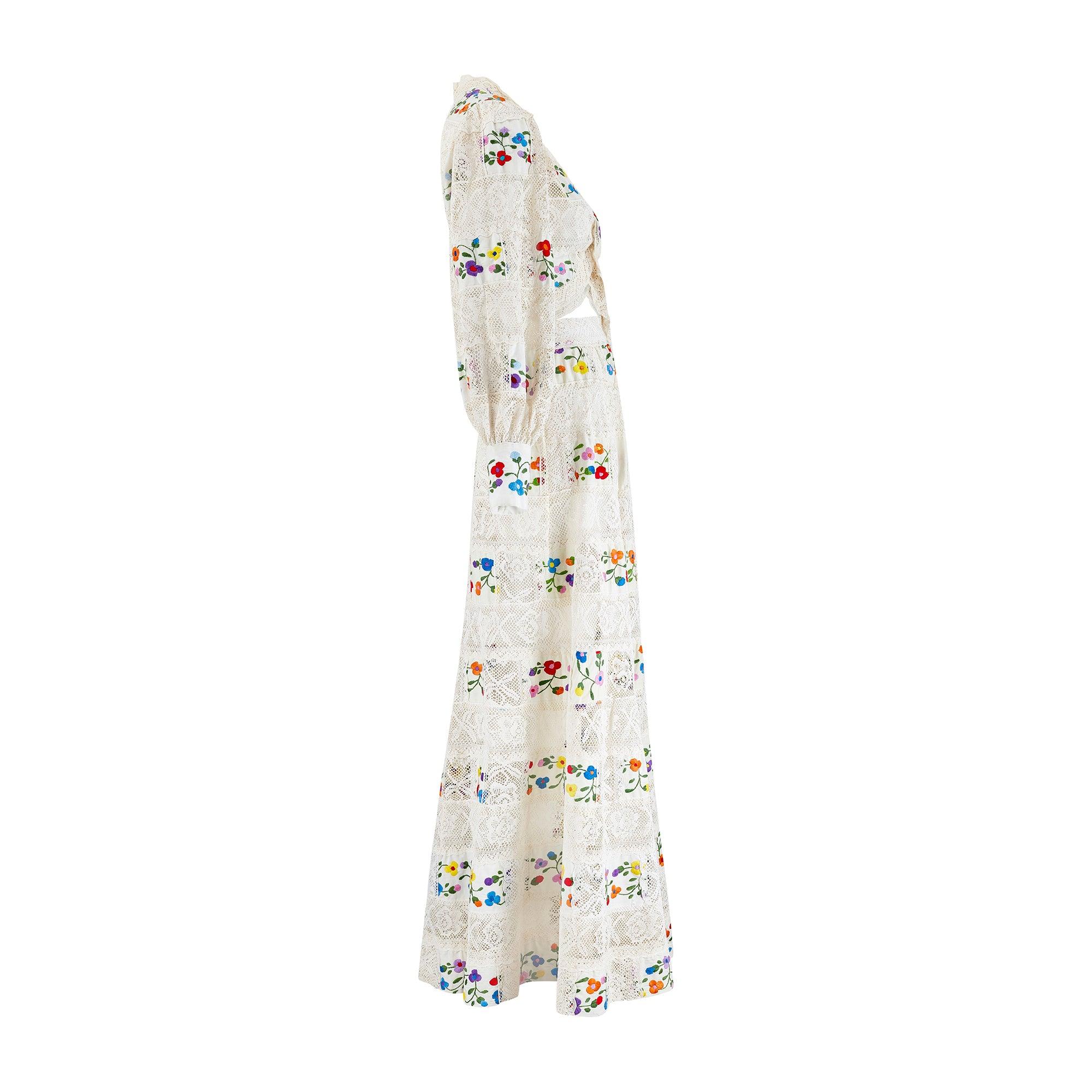 Questo completo ricamato messicano vintage è stato disegnato negli anni '70 da un designer sconosciuto e potrebbe essere stato realizzato per il fiorente mercato delle esportazioni negli Stati Uniti e in Europa. È composto da due pezzi: un wrap-top