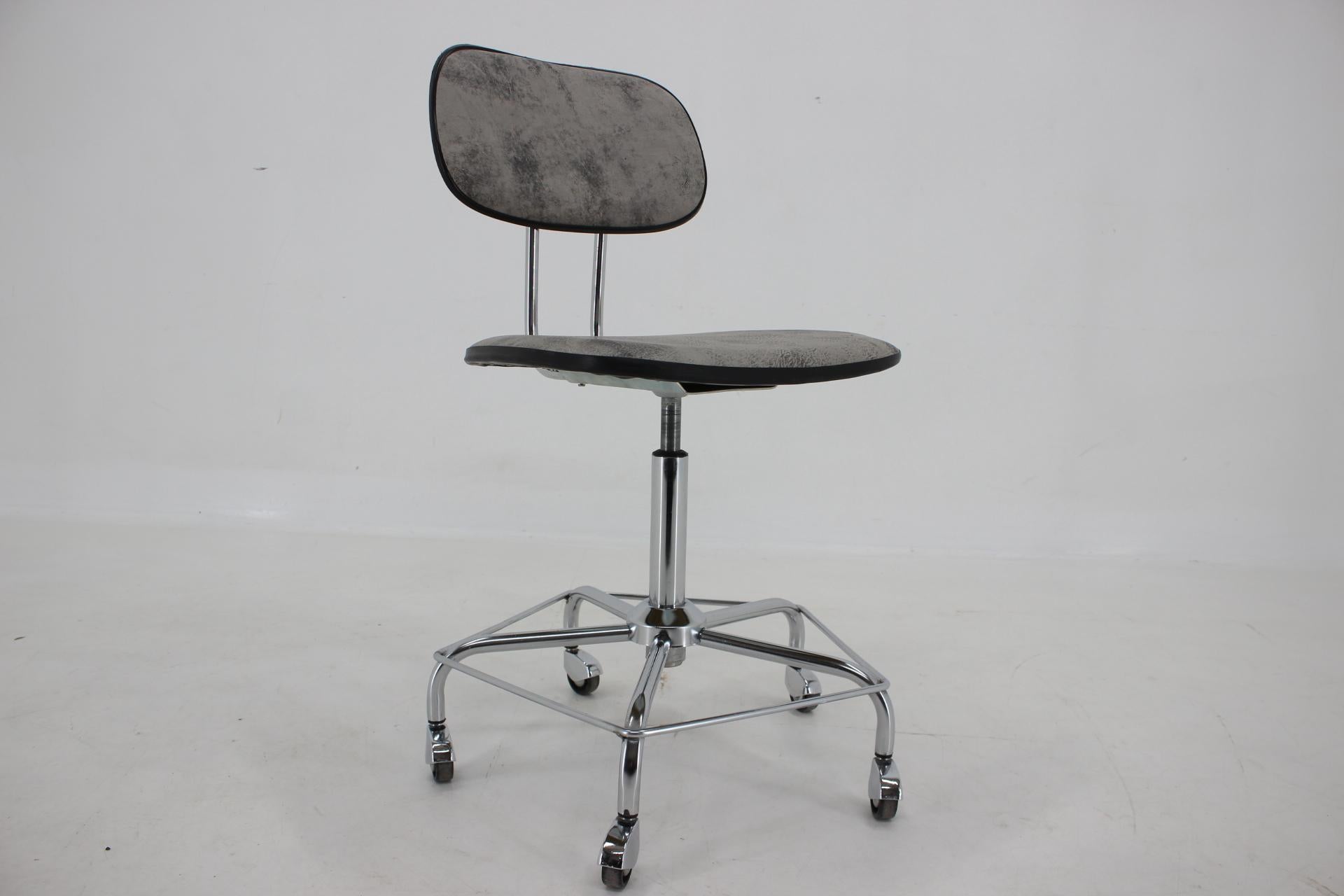 - Recién tapizado en cuero 
- buen estado de funcionamiento 
- altura del asiento de 45 - 55 cm