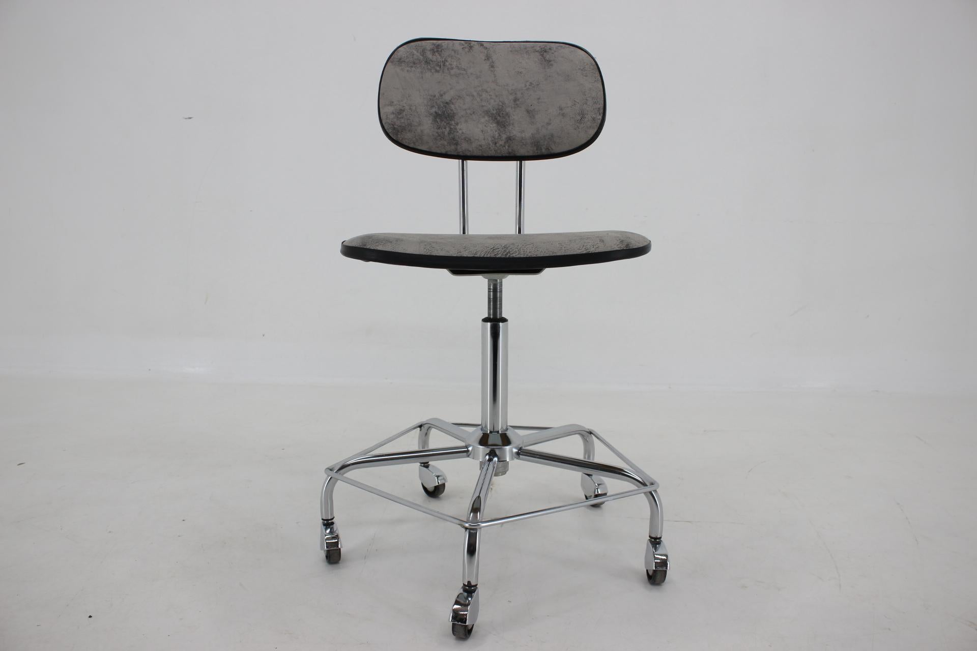 Silla de oficina de cuero de los años 70, Alemania Industrial en venta