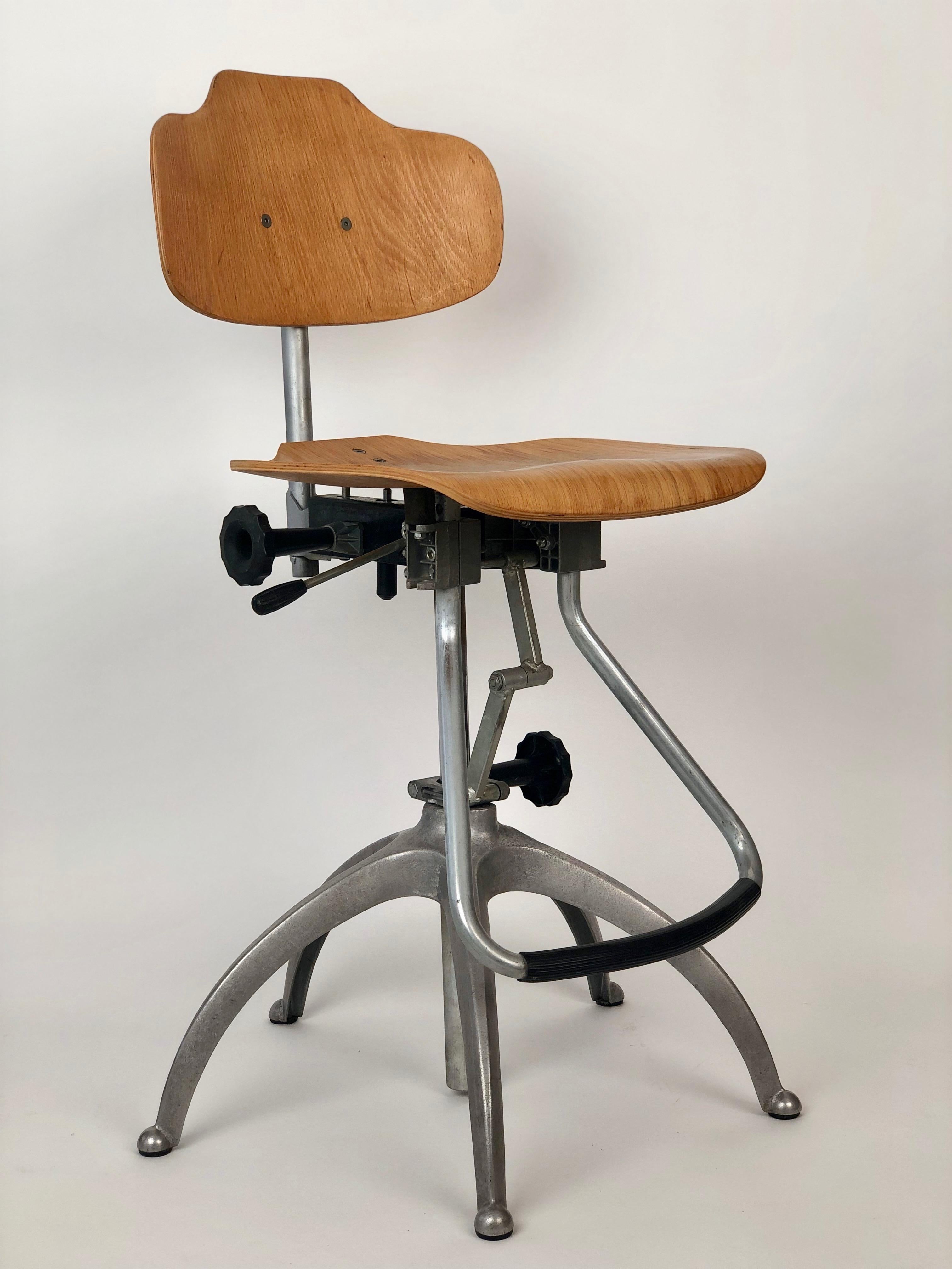 1970er Bürostuhl mit Fuß aus Aluminiumguss und Sitz und Rückenlehne aus Sperrholz im Angebot 6