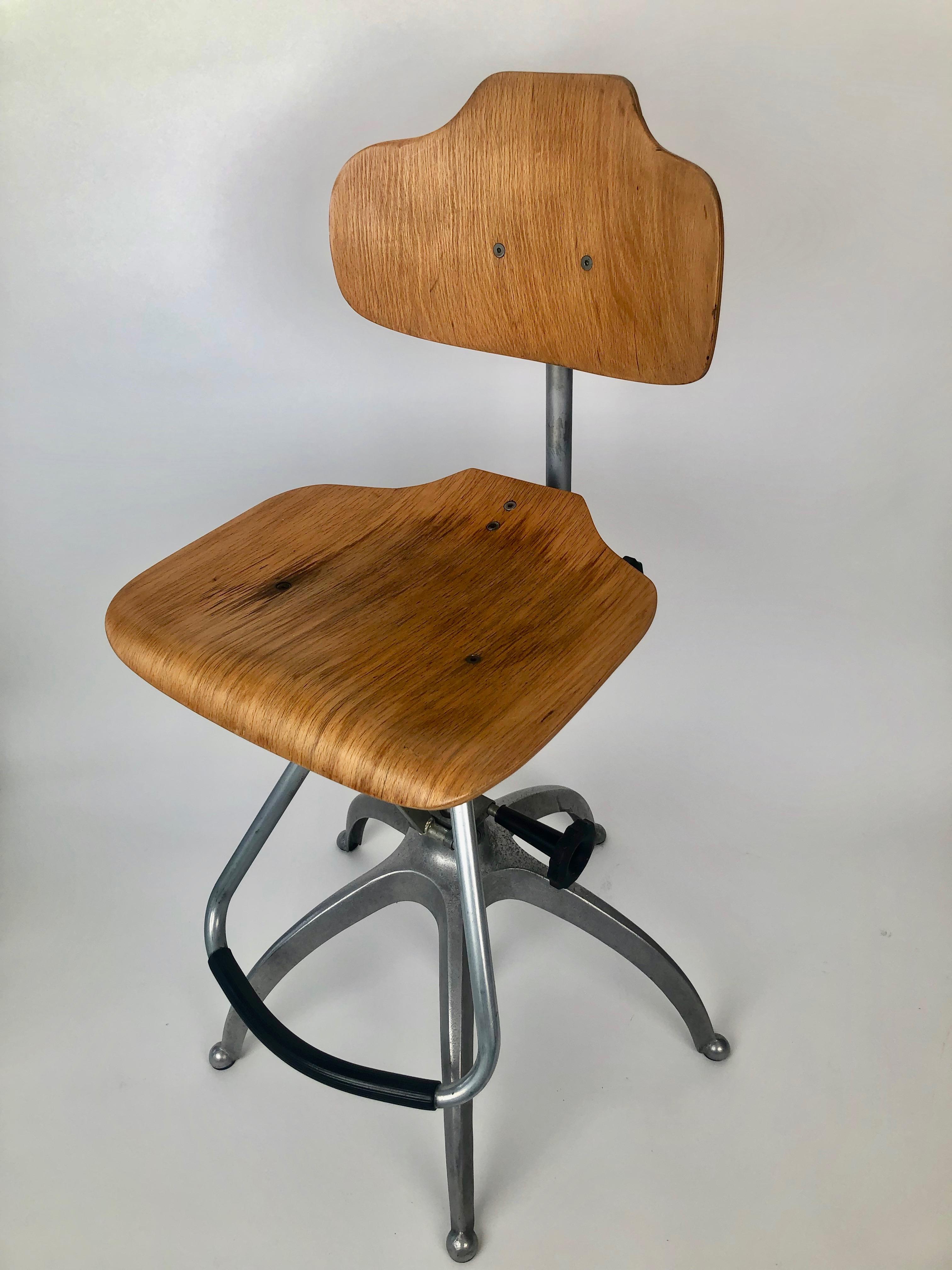 1970er Bürostuhl mit Fuß aus Aluminiumguss und Sitz und Rückenlehne aus Sperrholz im Angebot 7