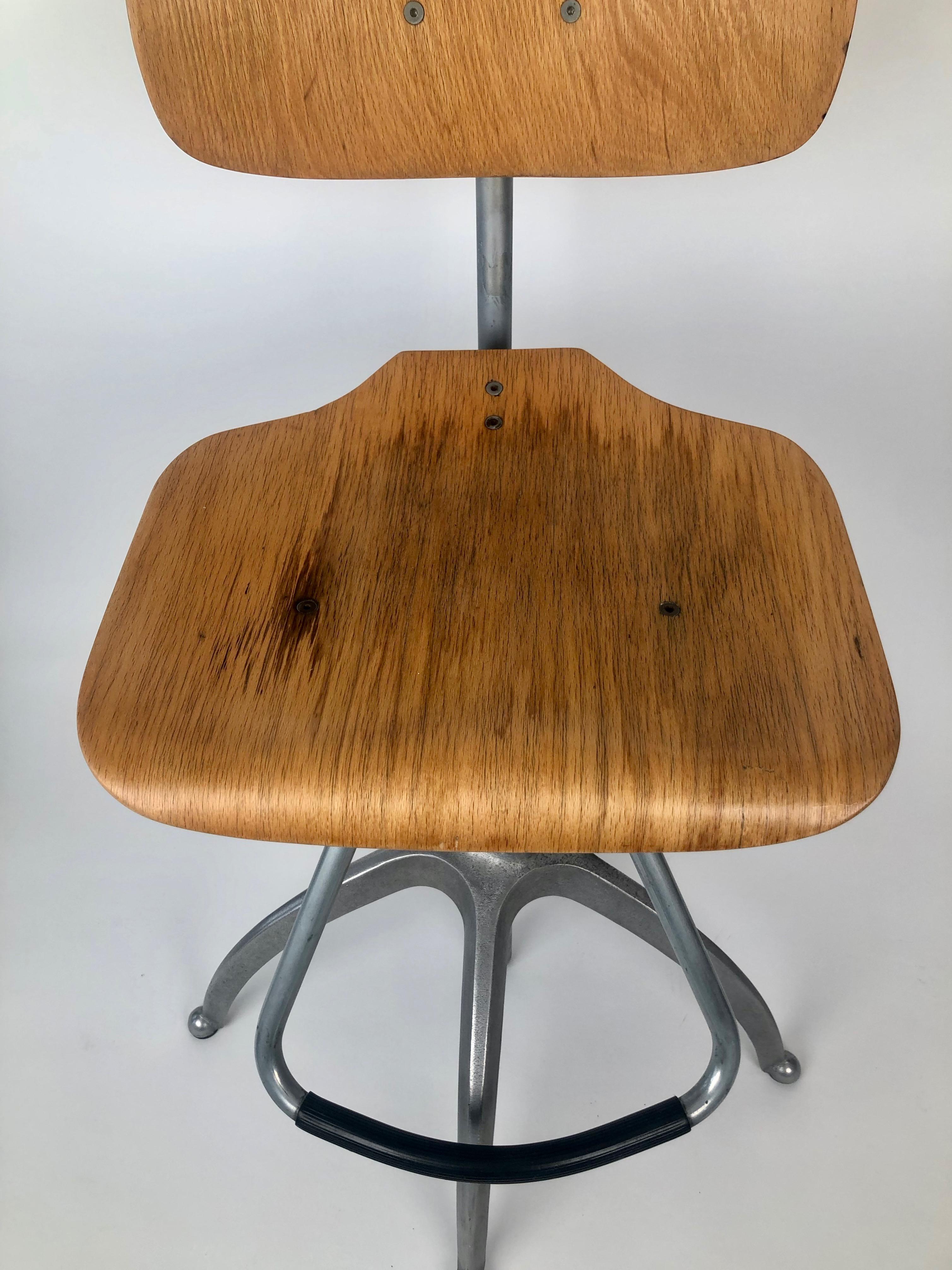 1970er Bürostuhl mit Fuß aus Aluminiumguss und Sitz und Rückenlehne aus Sperrholz im Angebot 8
