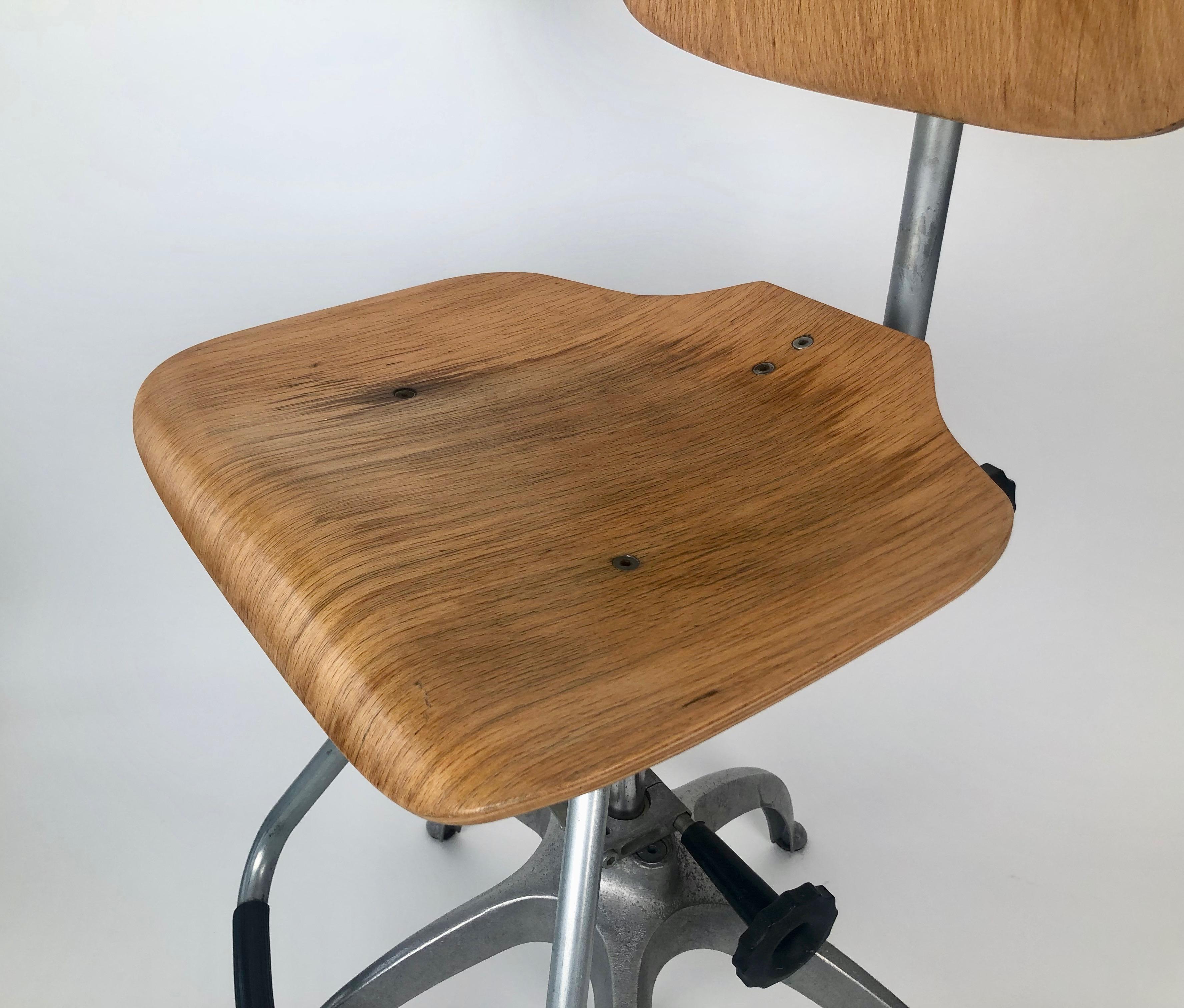 1970er Bürostuhl mit Fuß aus Aluminiumguss und Sitz und Rückenlehne aus Sperrholz im Angebot 9