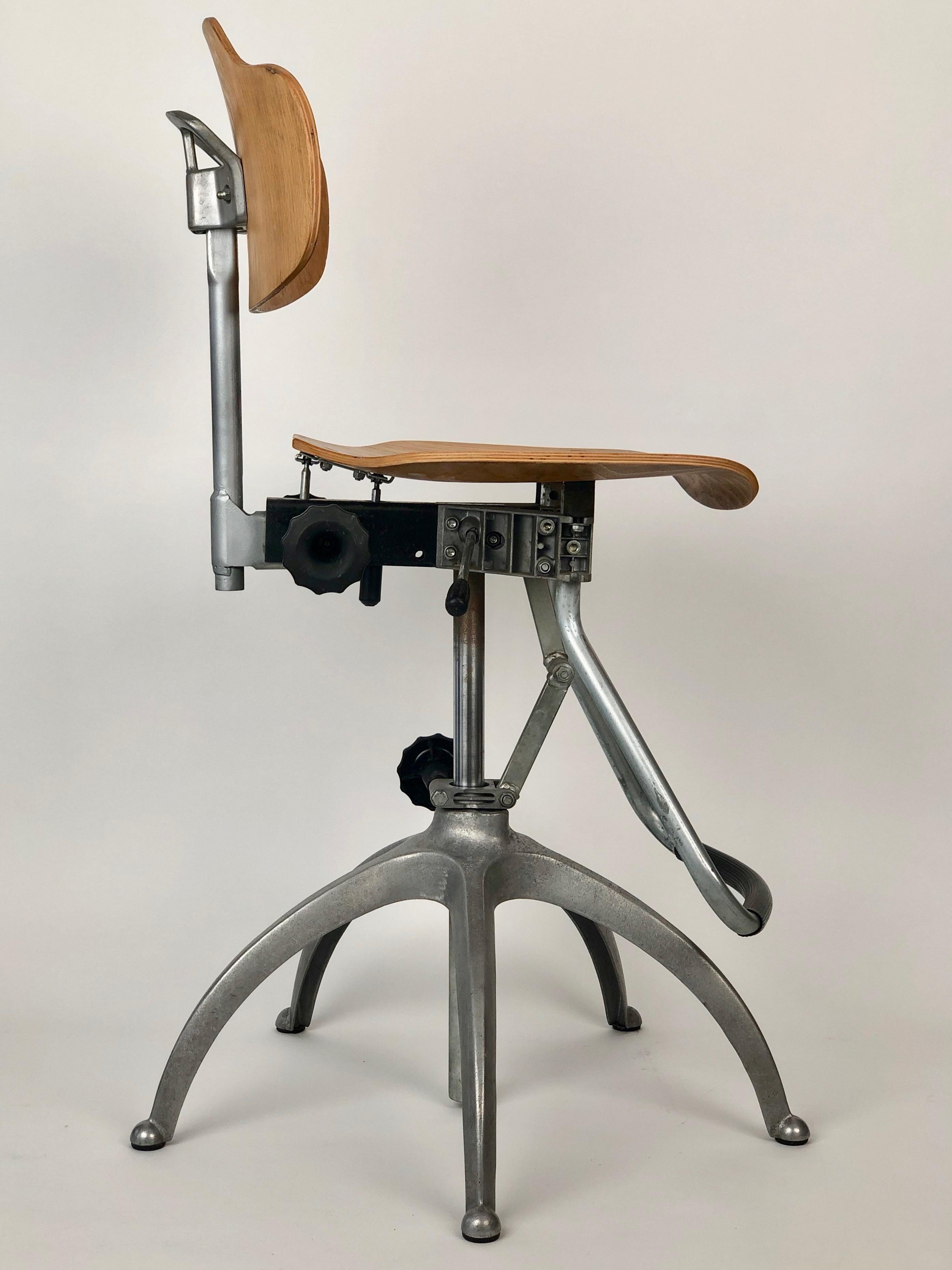 1970er Bürostuhl mit Fuß aus Aluminiumguss und Sitz und Rückenlehne aus Sperrholz (Moderne) im Angebot