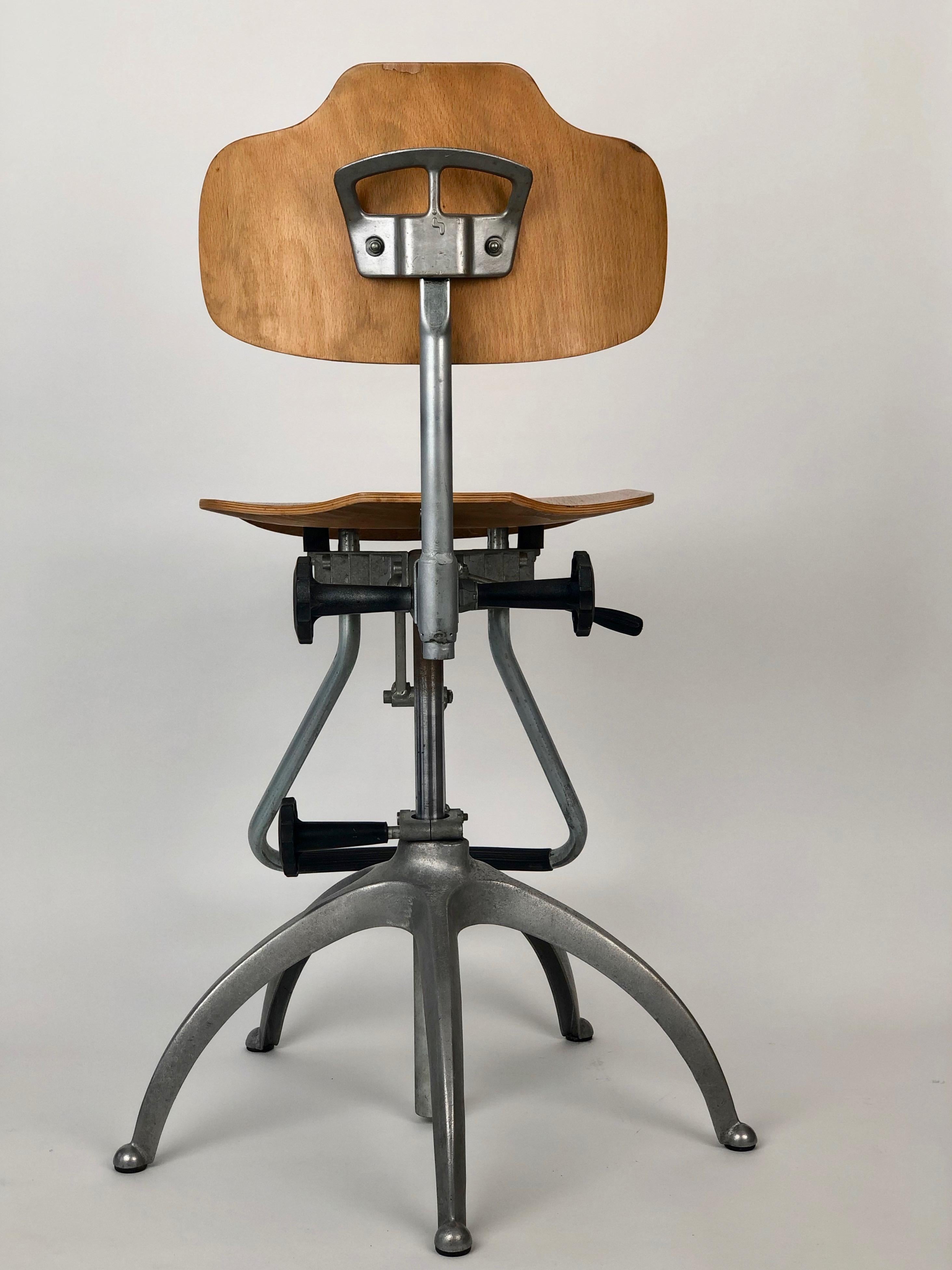 1970er Bürostuhl mit Fuß aus Aluminiumguss und Sitz und Rückenlehne aus Sperrholz (Österreichisch) im Angebot