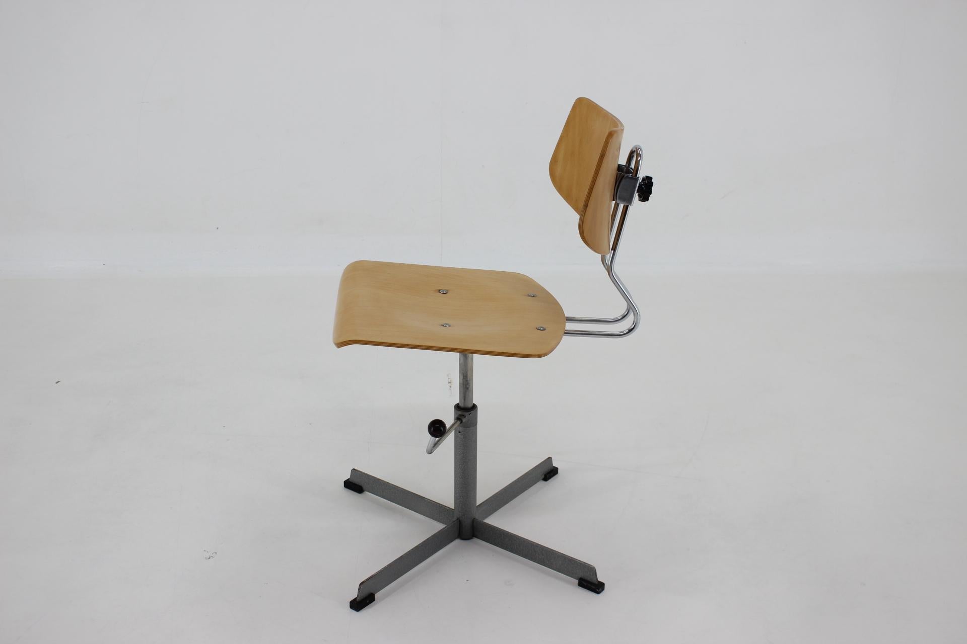 Scandinavian Modern 1970s Office Swivel Chair, Czechoslovakia For Sale