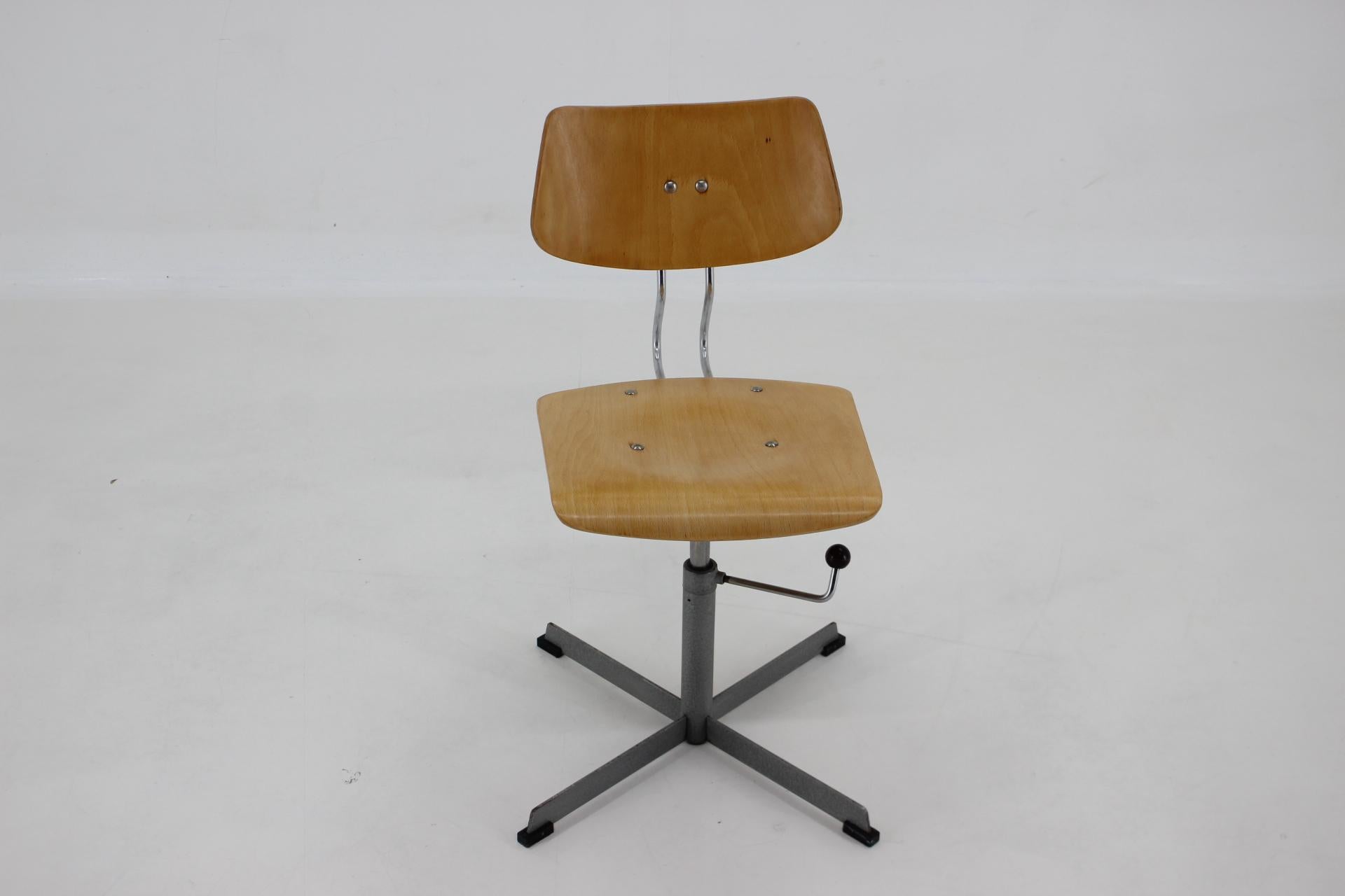 1970s Office Swivel Chair, Czechoslovakia In Good Condition For Sale In Praha, CZ