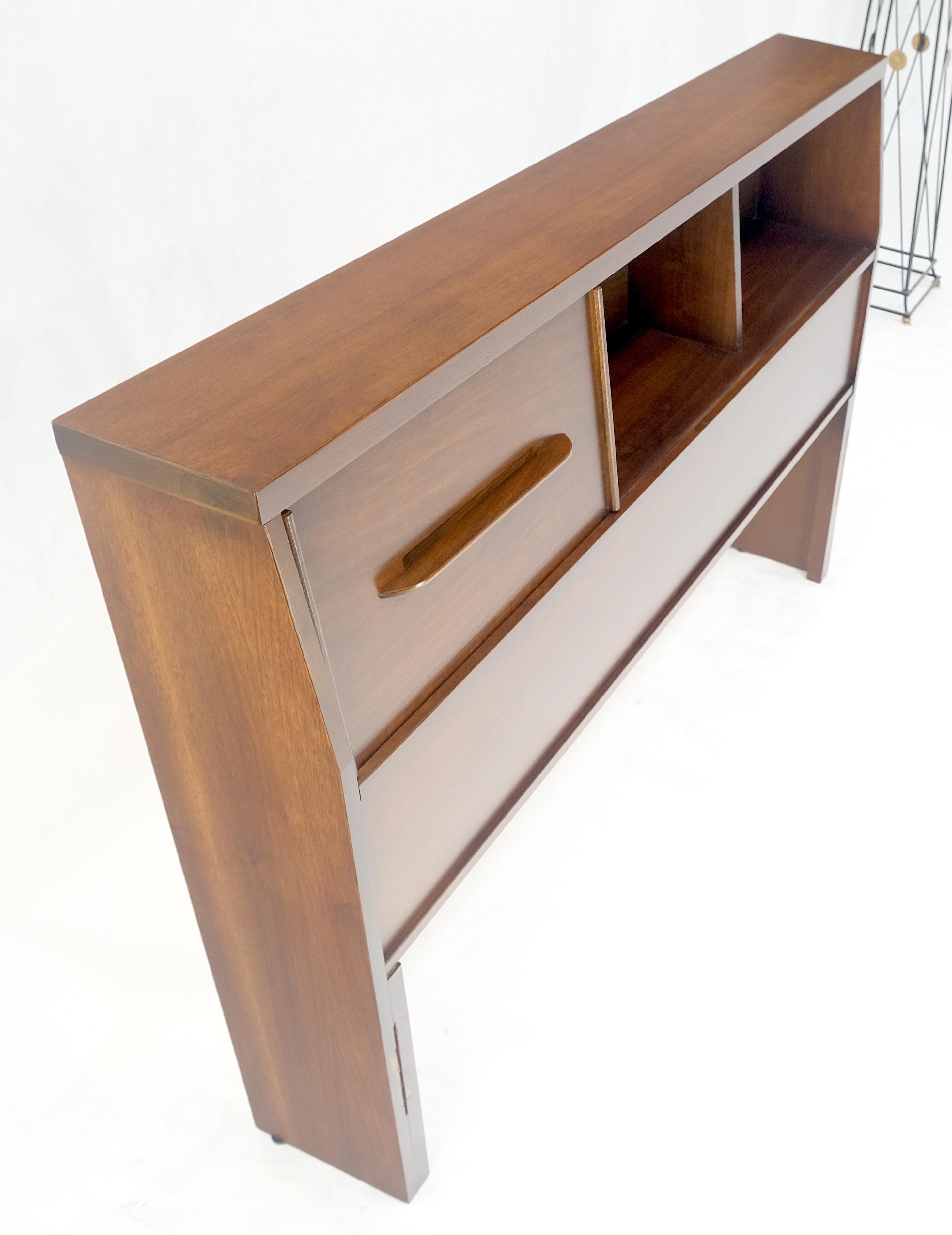 1970 Noyer huilé Compartiment de Rangement Forme Cale Lit Tête de Lit MINT en vente 5