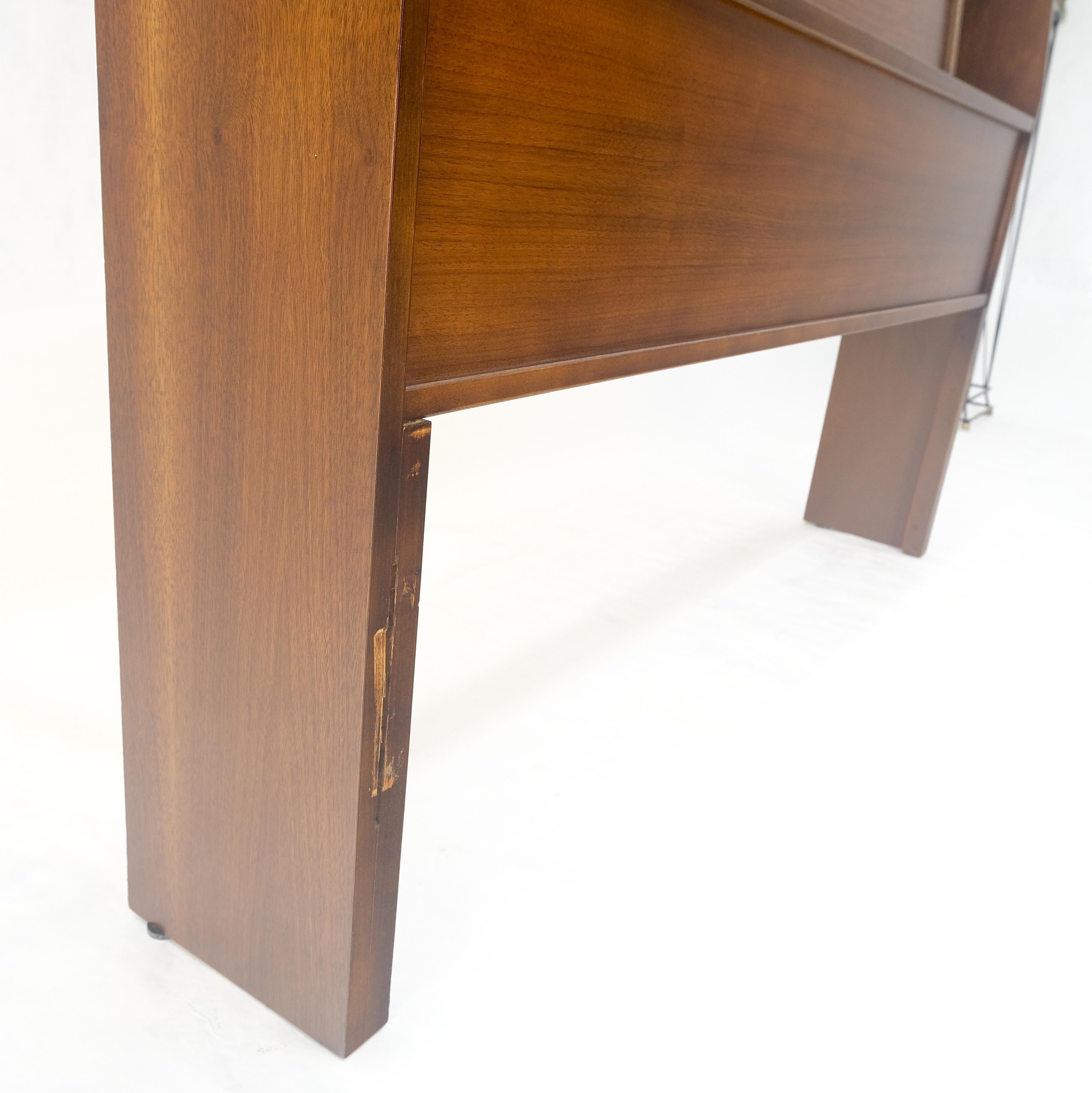 1970 Noyer huilé Compartiment de Rangement Forme Cale Lit Tête de Lit MINT en vente 6