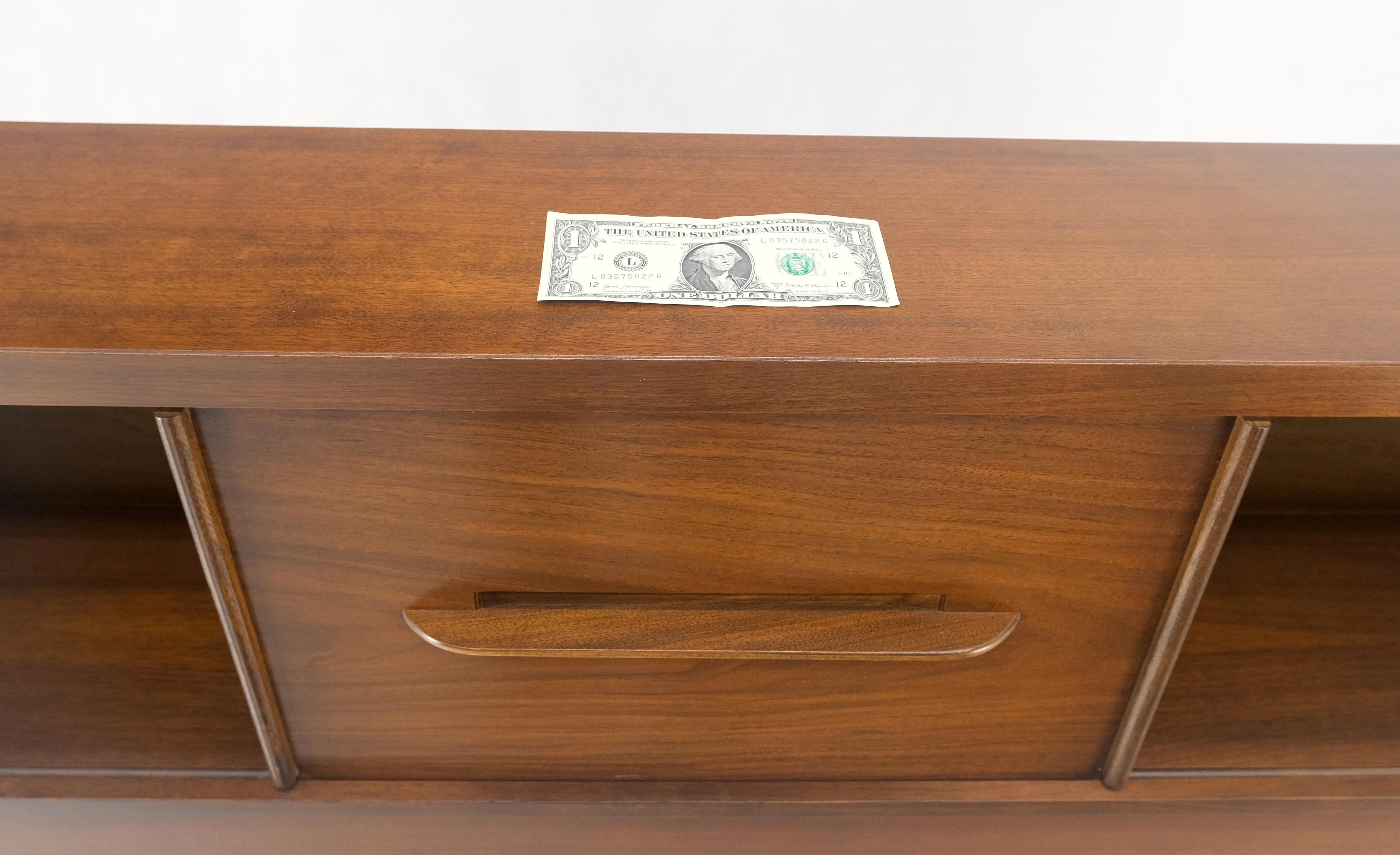 1970 Noyer huilé Compartiment de Rangement Forme Cale Lit Tête de Lit MINT en vente 7