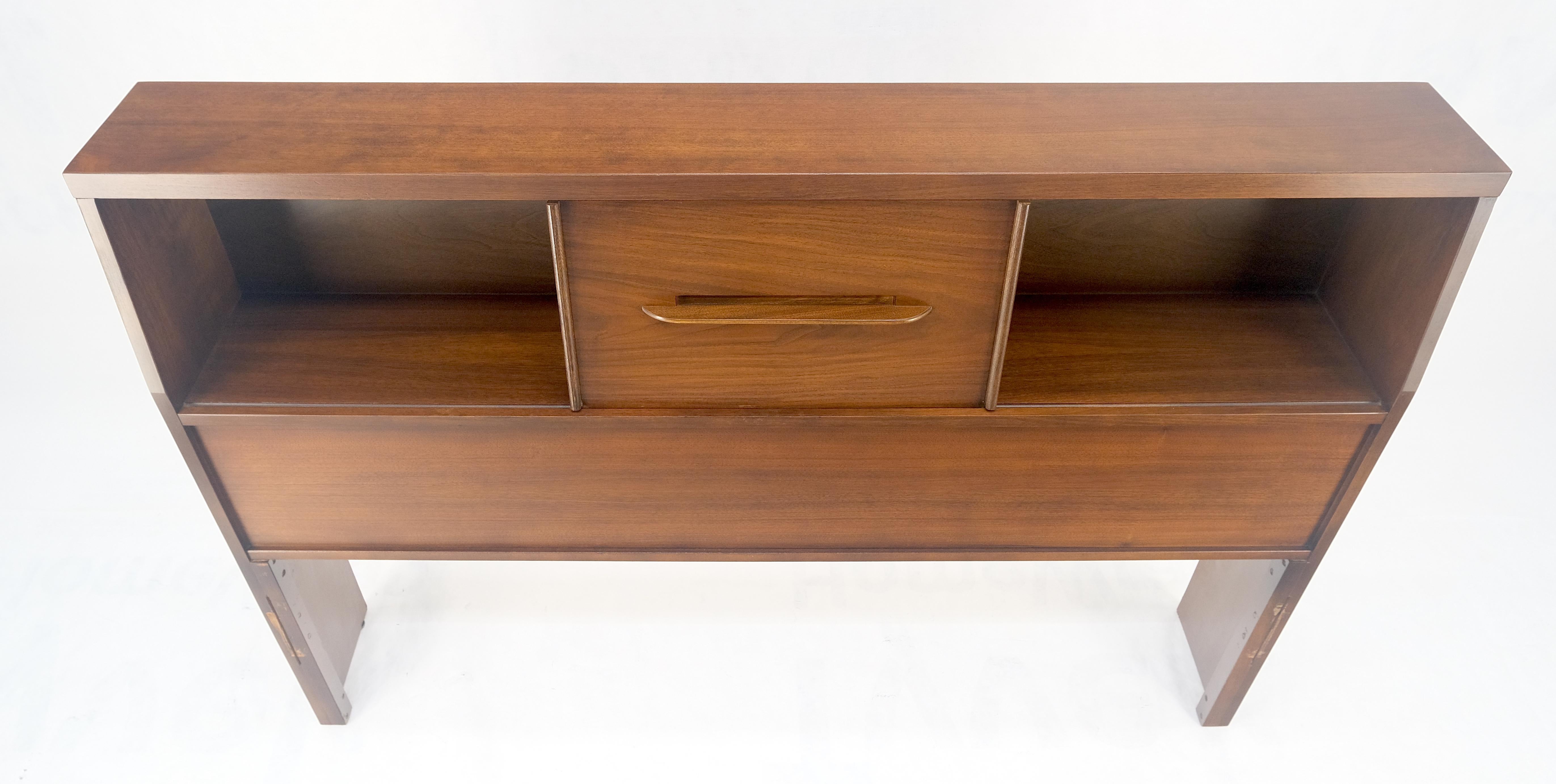 Mid-Century Modern 1970 Noyer huilé Compartiment de Rangement Forme Cale Lit Tête de Lit MINT en vente