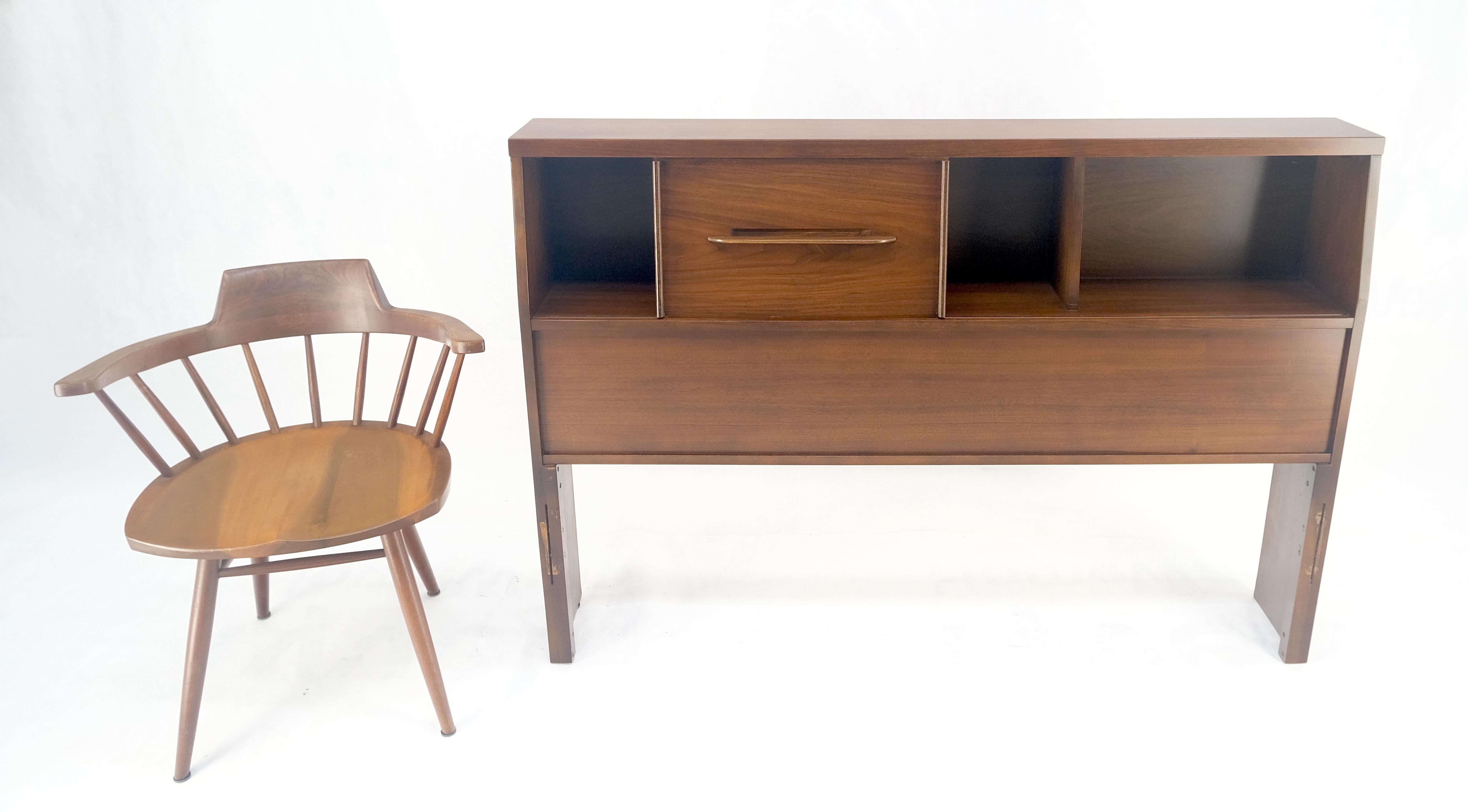 1970 Noyer huilé Compartiment de Rangement Forme Cale Lit Tête de Lit MINT Bon état - En vente à Rockaway, NJ