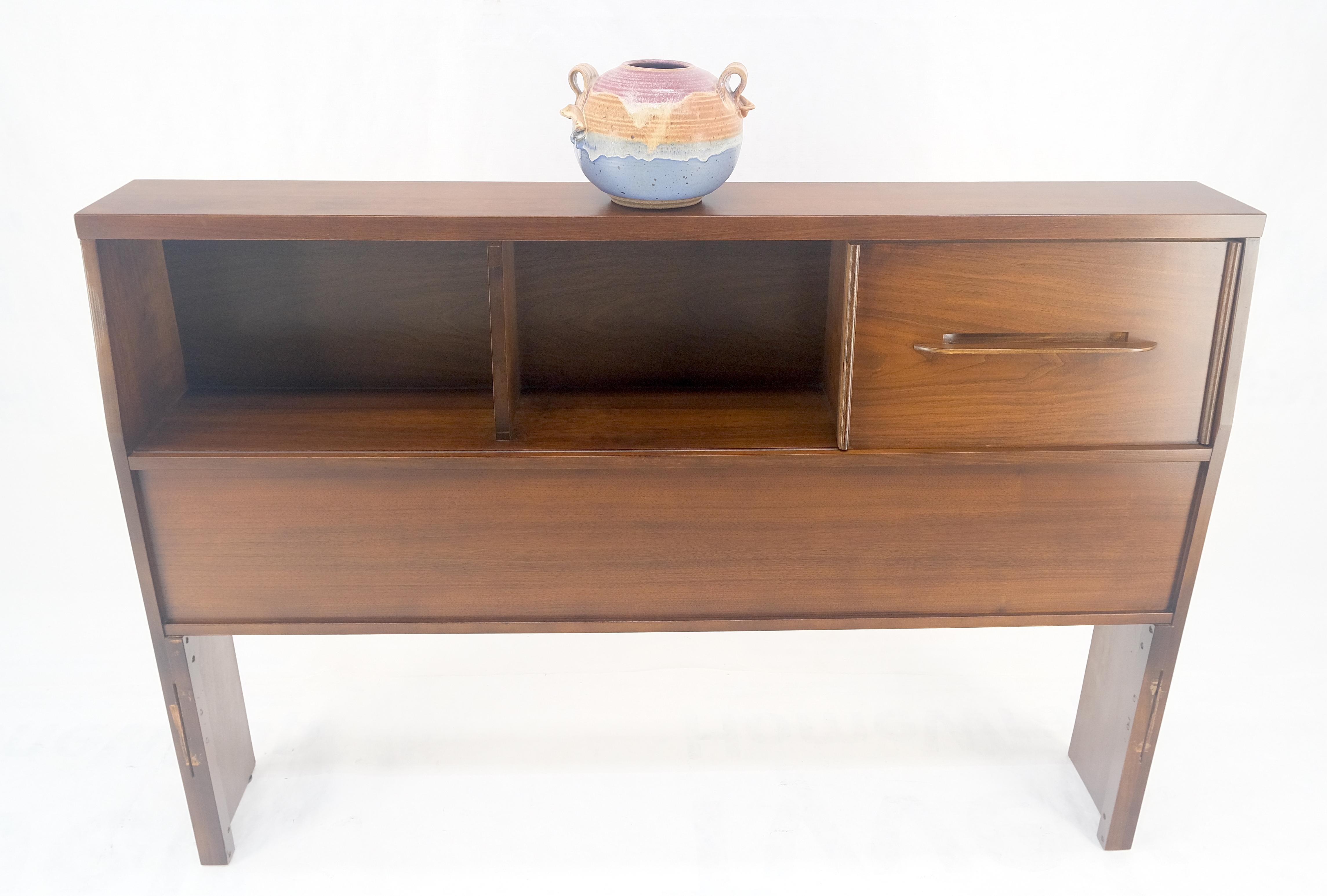 20ième siècle 1970 Noyer huilé Compartiment de Rangement Forme Cale Lit Tête de Lit MINT en vente