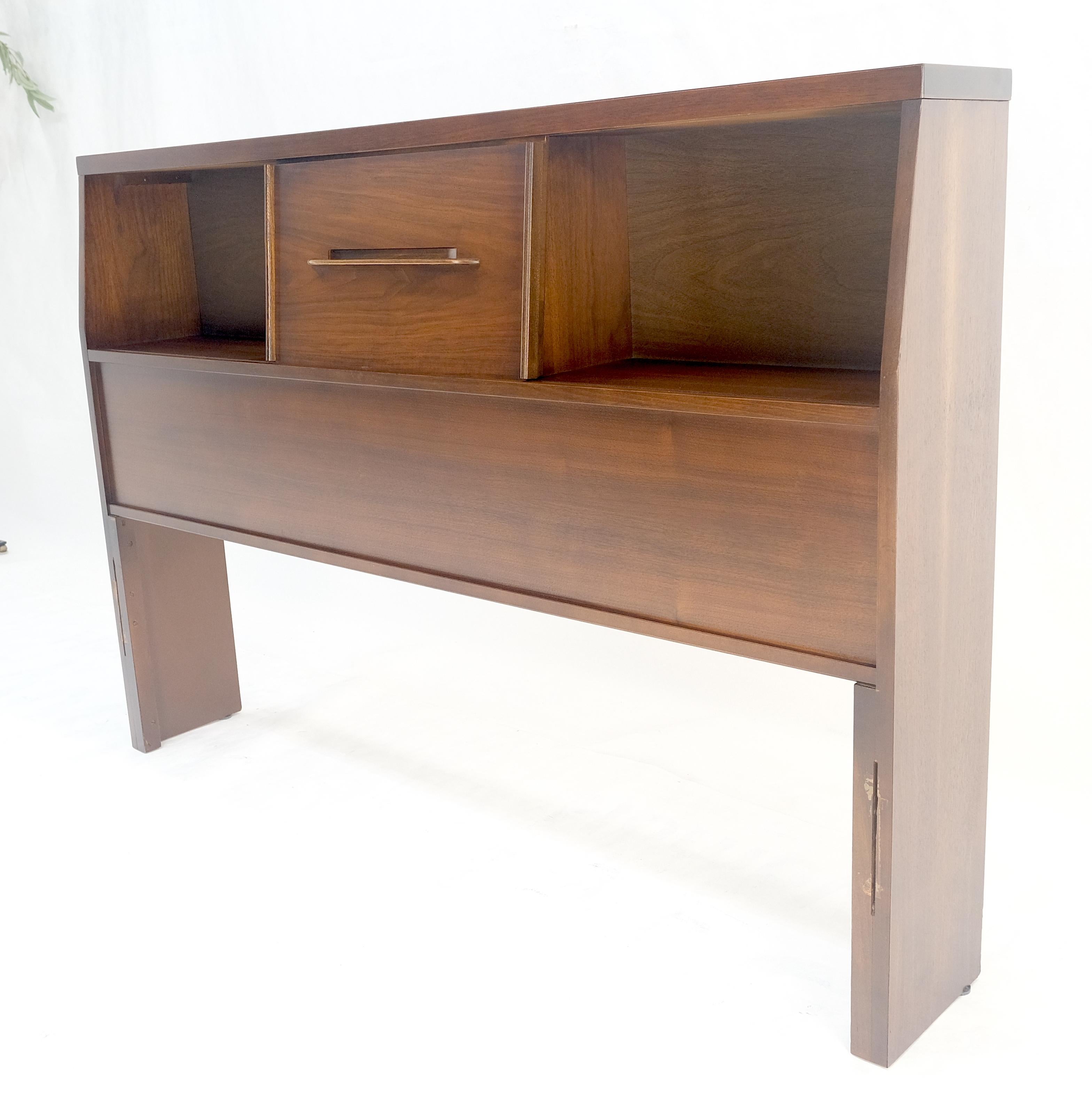 1970 Noyer huilé Compartiment de Rangement Forme Cale Lit Tête de Lit MINT en vente 1