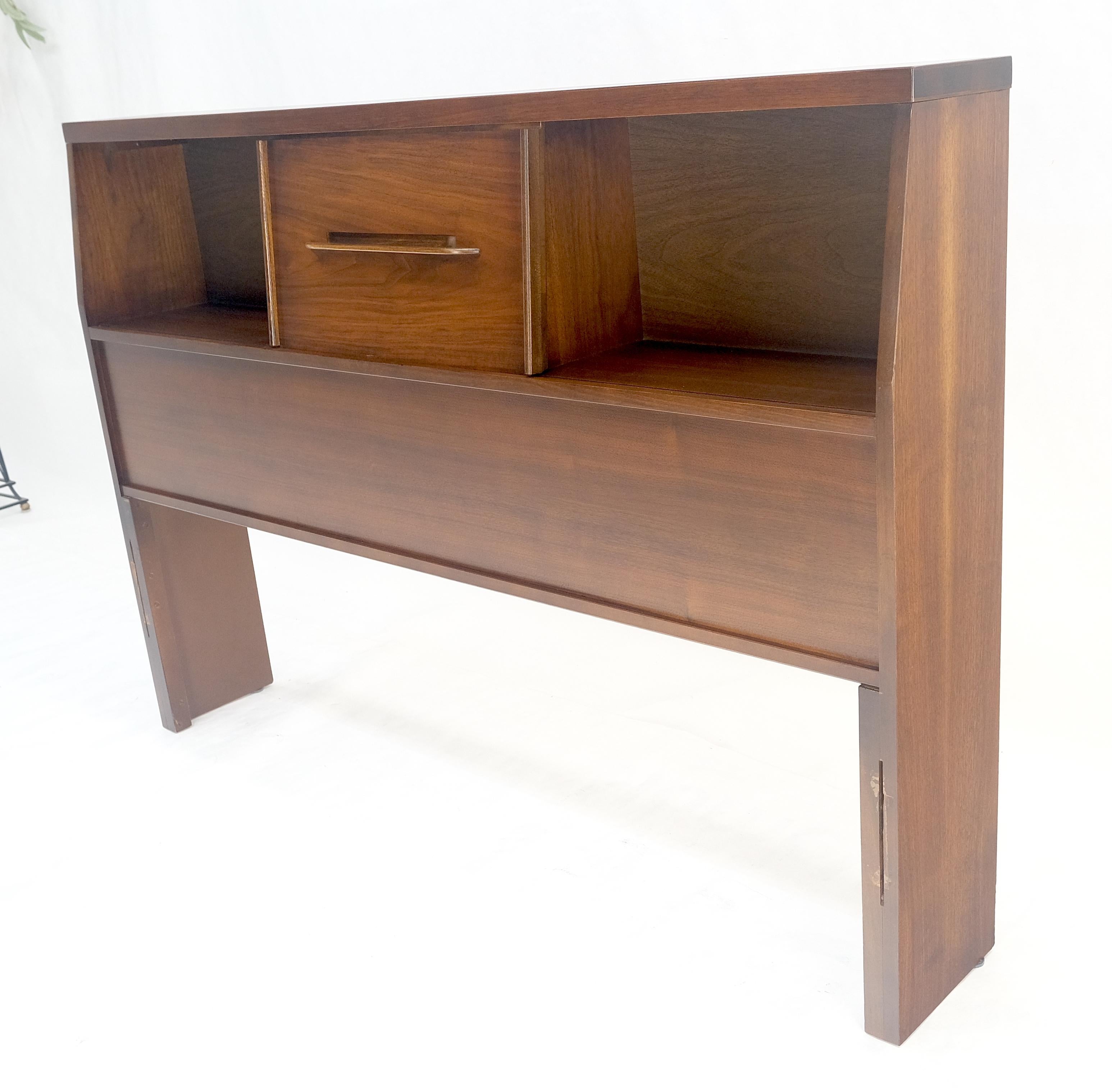 1970 Noyer huilé Compartiment de Rangement Forme Cale Lit Tête de Lit MINT en vente 2