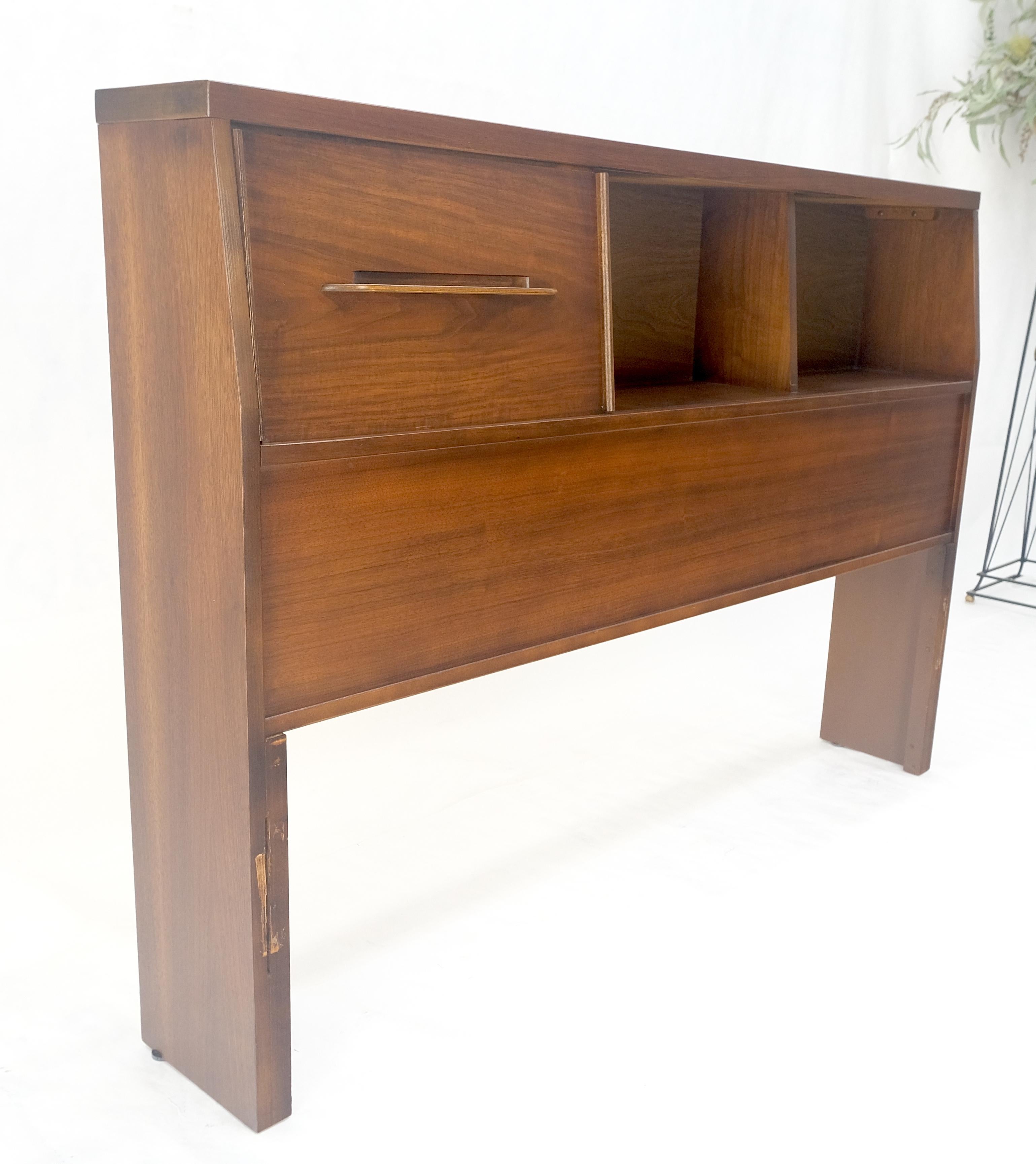 1970 Noyer huilé Compartiment de Rangement Forme Cale Lit Tête de Lit MINT en vente 3
